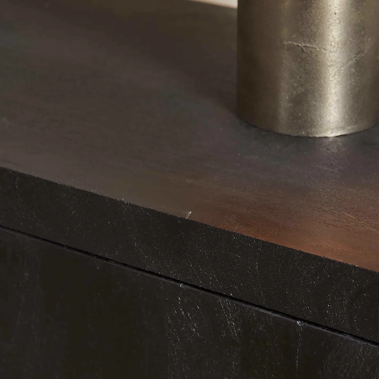 Nahaufnahme der Seite des TV-Schrank Brüssel Black, mit einem Metallobjekt darauf - Starfurn