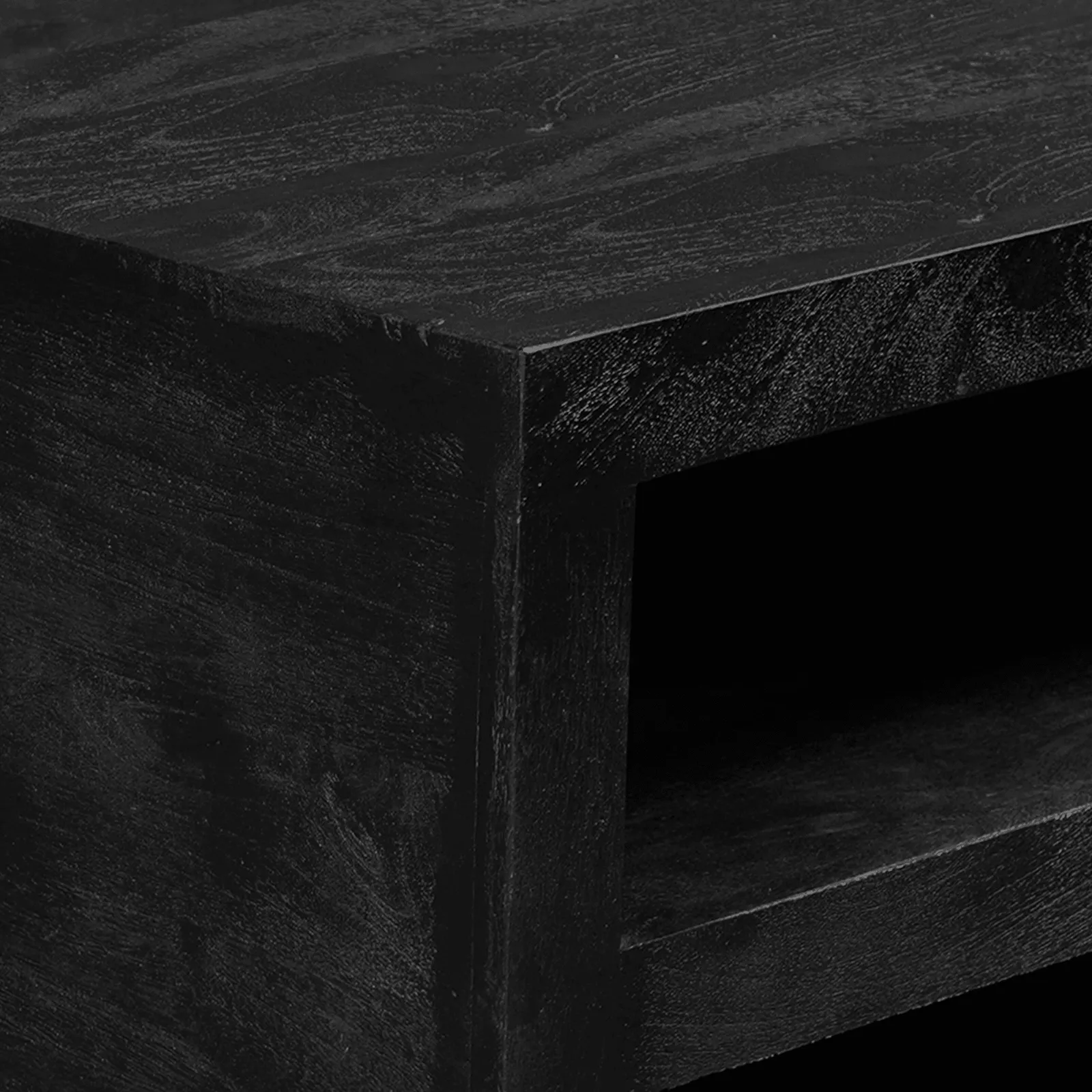 Detail des Couchtischs Brüssel Black mit einer Nahaufnahme der Ecke und einem offenen Fach - Starfurn