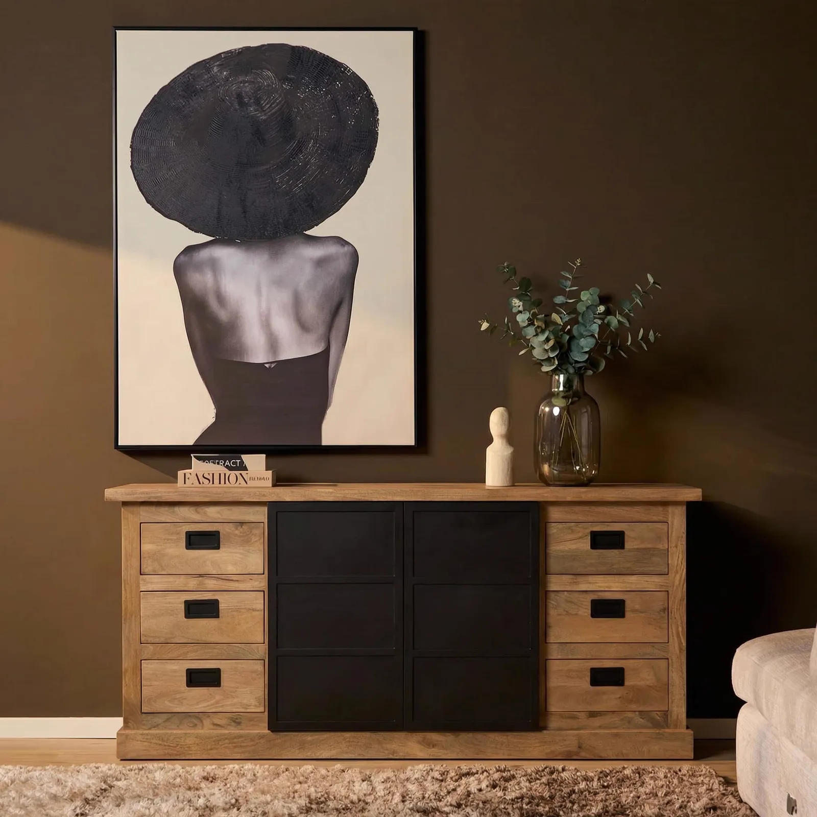 Sideboard Noa Natur Mangoholz 200 cm in einem stimmungsvollen Wohnzimmer mit Kunst und Dekoration - Starfurn