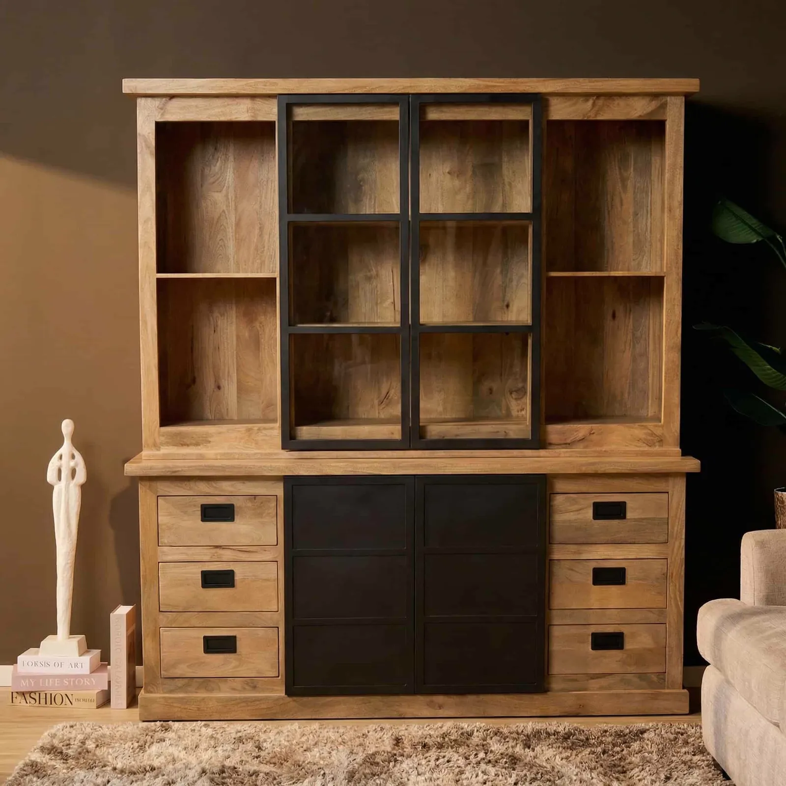 Vitrinekast Noa Naturel Mangoholz 200 cm in einem stimmungsvollen Wohnzimmer mit einem Teppich - Starfurn