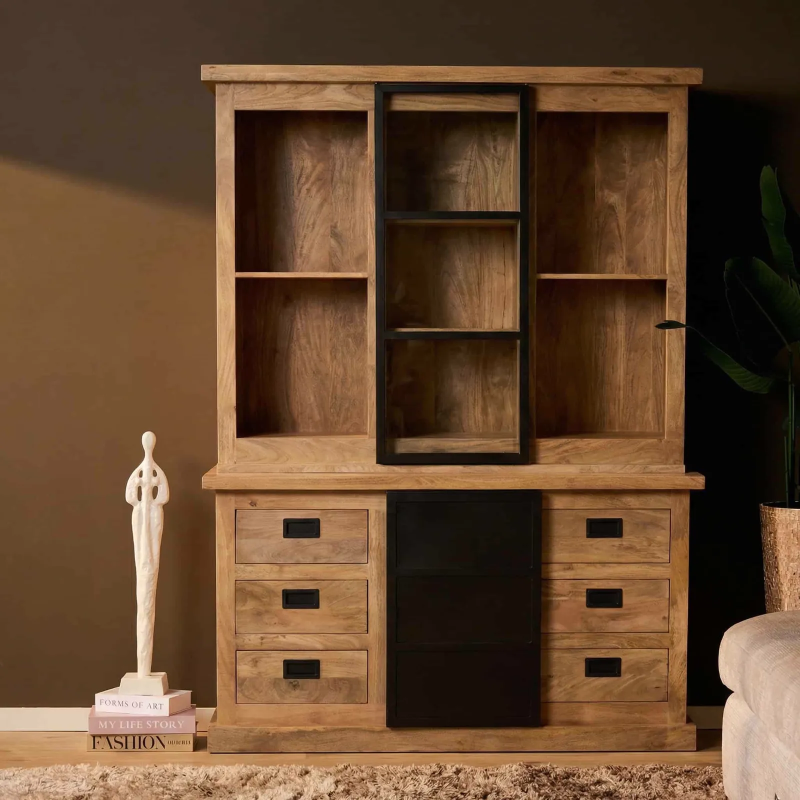 Vitrinekast Noa Naturel Mangoholz 160 cm in einem stimmungsvollen Wohnzimmer mit Dekoration - Starfurn