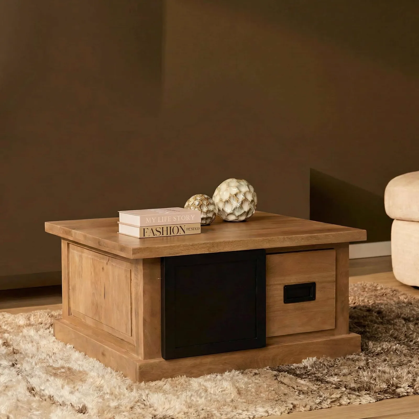 Quadratischer Couchtisch Noa Natur Mangoholz in einem Wohnzimmer mit Dekoration und Teppich - Starfurn