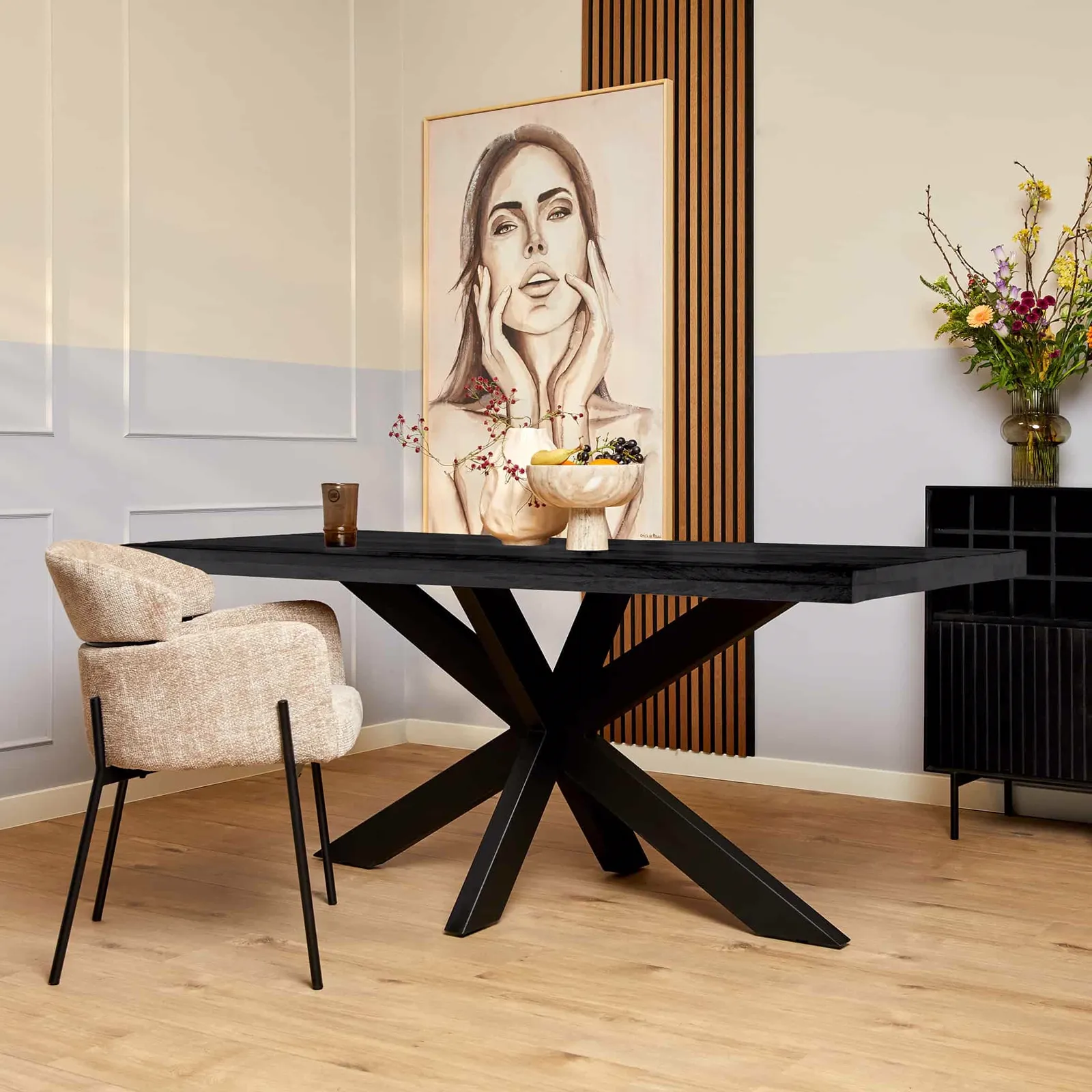 Starfurn Esstisch Denver Black 200 cm rechteckig in einem modernen Esszimmer mit hellem Boden und Wanddekoration