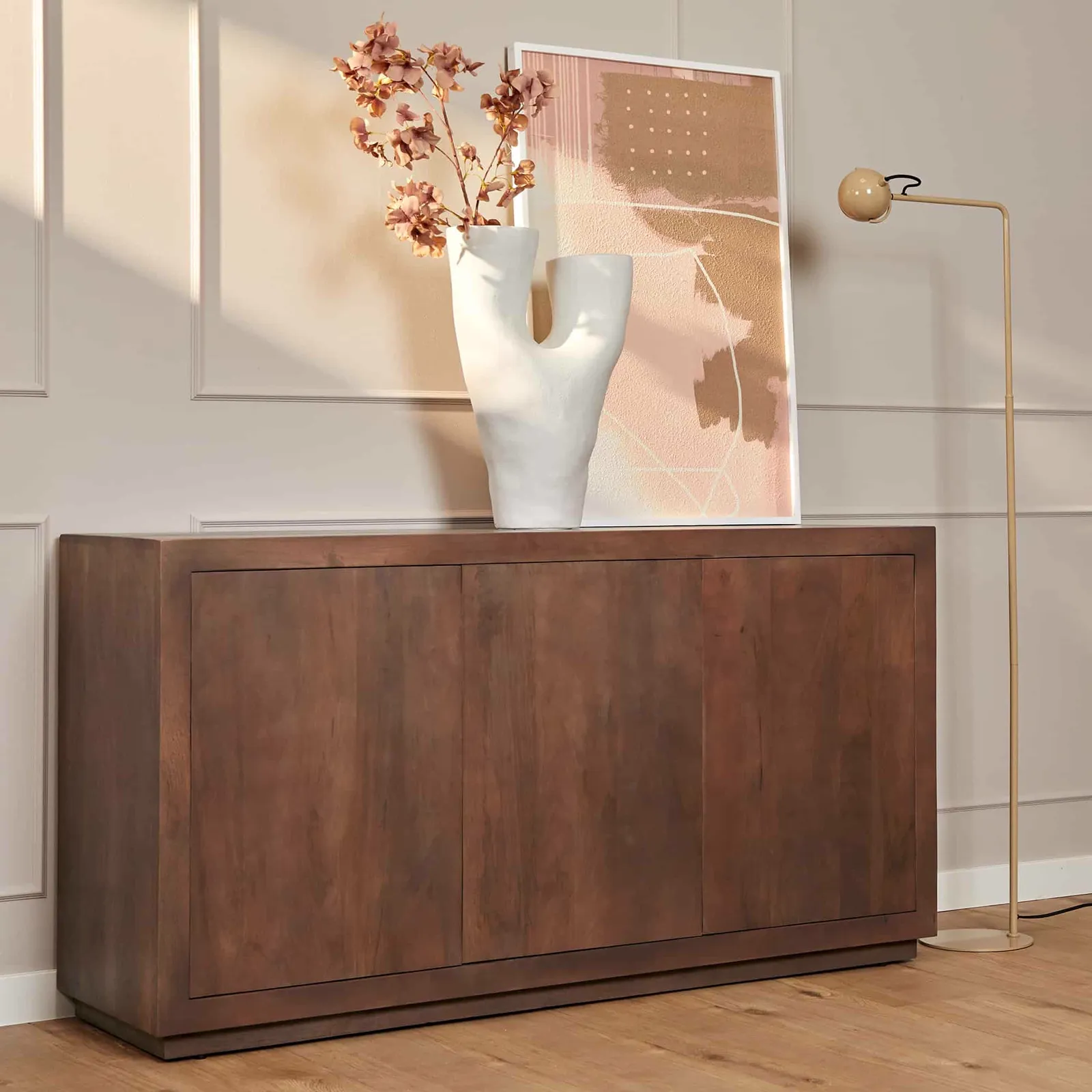 Salontafel Brussel Walnut in een moderne woonkamer setting, met een vaas en kunstwerk erop - Starfurn