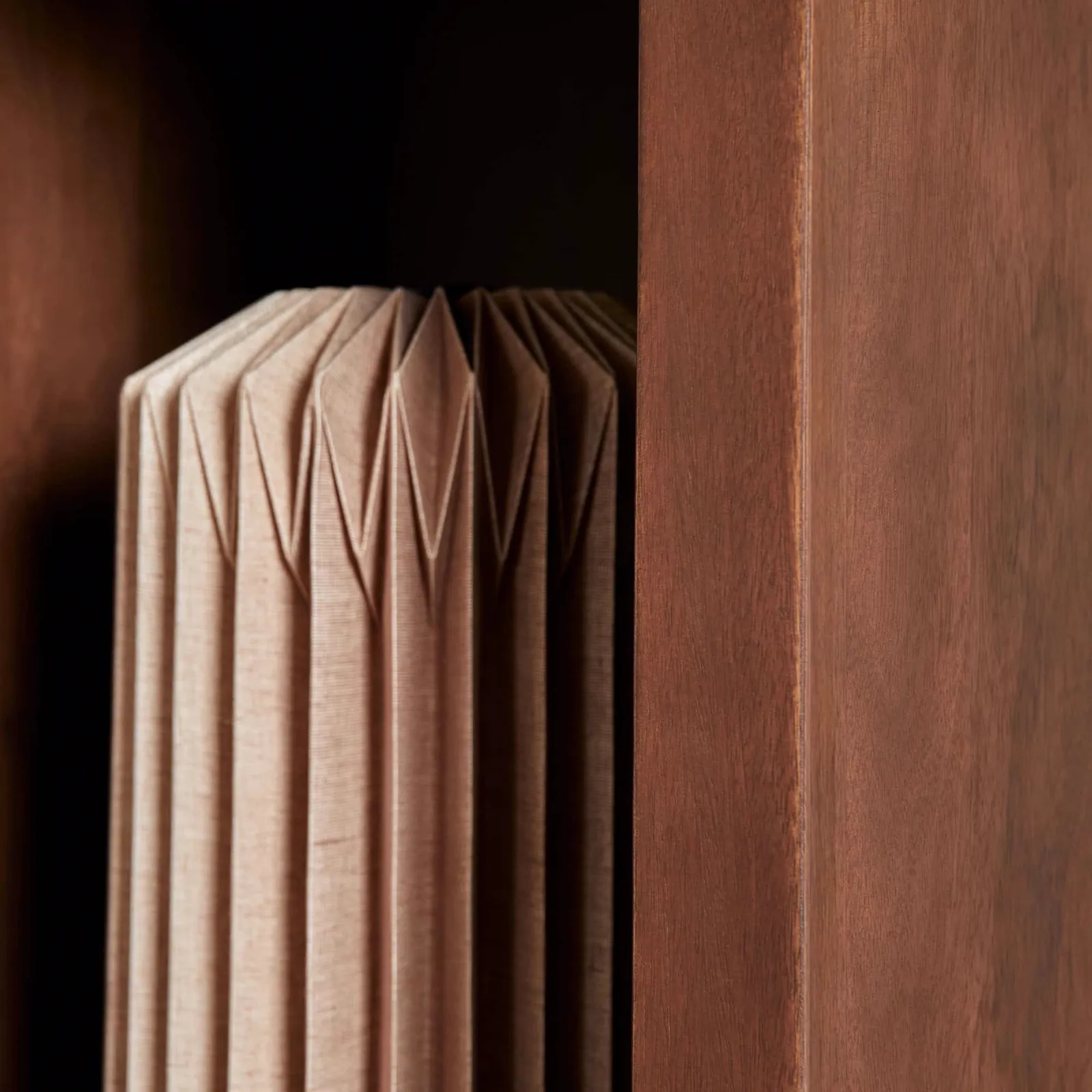Detail van de Salontafel Brussel Walnut, met een geplisseerde lampenkap ernaast - Starfurn