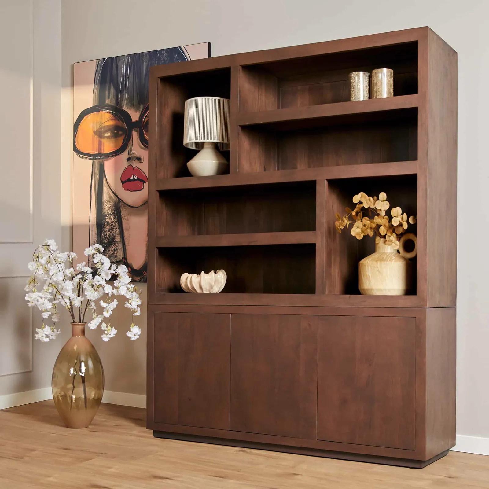 Der Couchtisch Brussel Walnut in einem modernen Wohnzimmer mit einem Kunstwerk und dekorativen Gegenständen - Starfurn