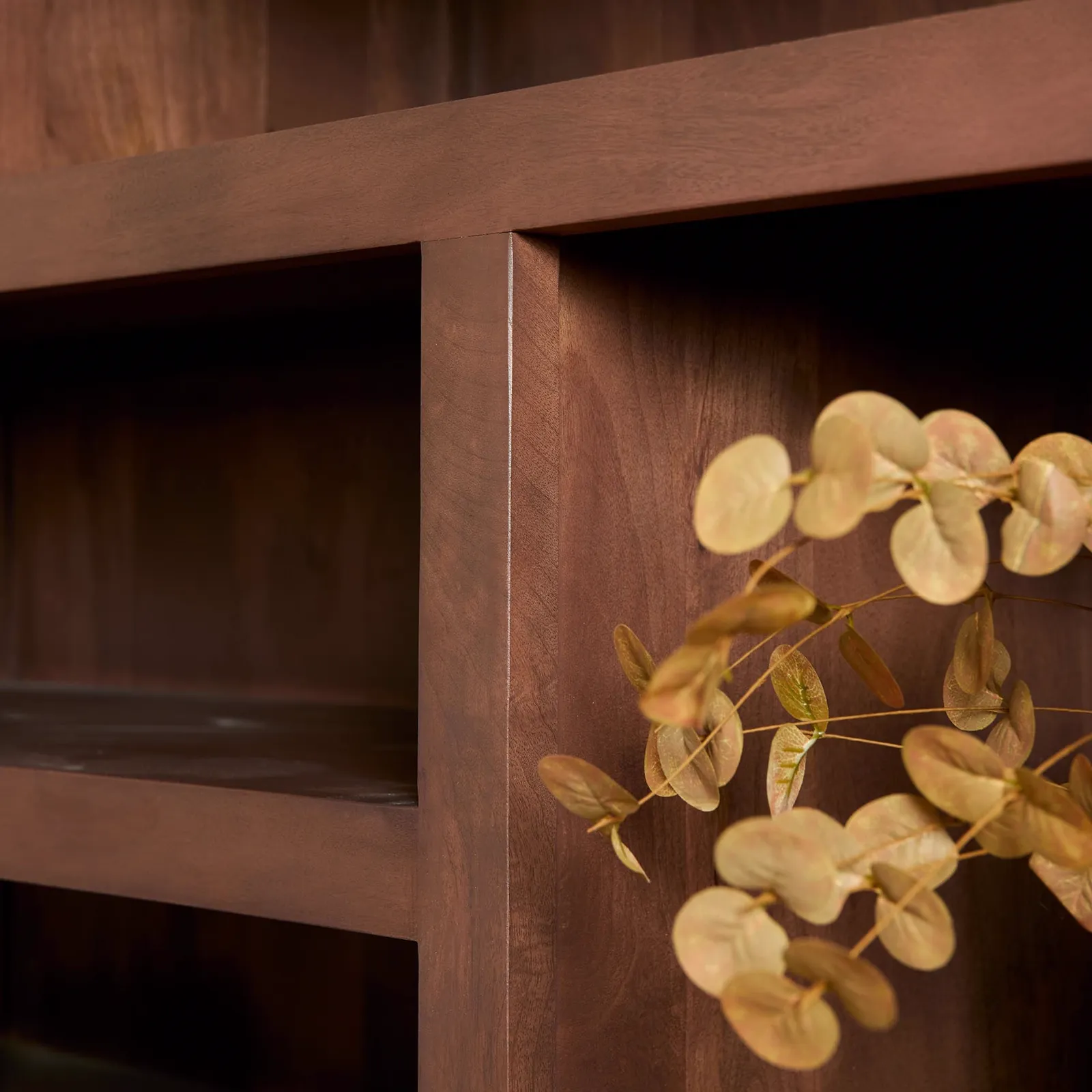 Detail van de Salontafel Brussel Walnut met een decoratieve tak met bladeren - Starfurn