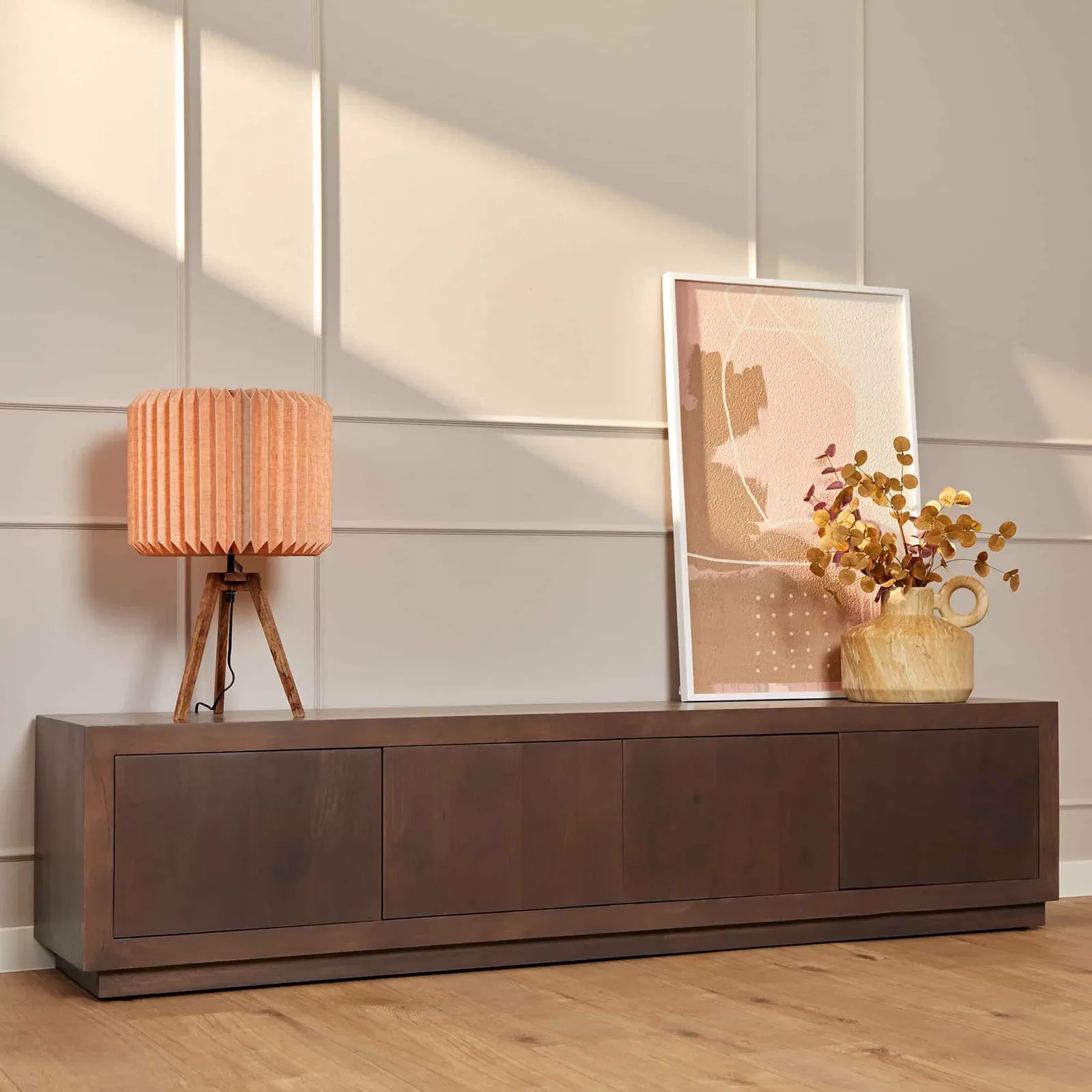 Salontafel Brussel Walnut in een moderne woonkamer met een lamp en kunstwerk op de tafel - Starfurn