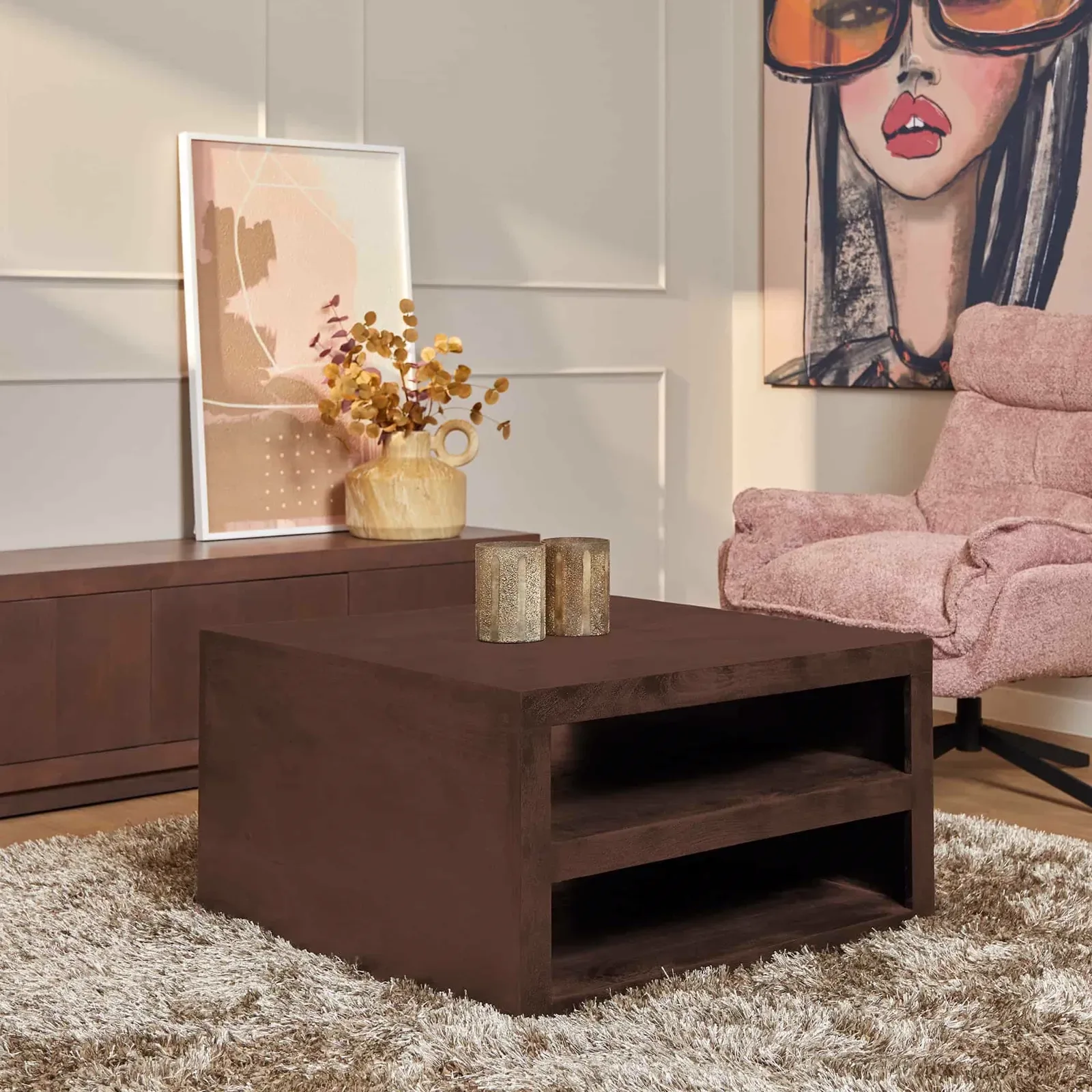 Salontafel Brussel Walnut in een woonkamer met een roze fauteuil en abstracte kunst aan de muur - Starfurn