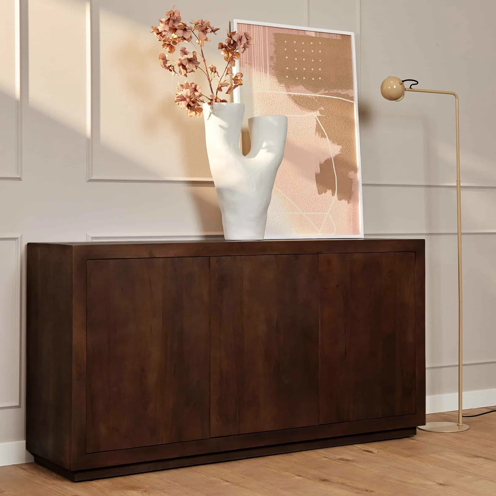 Sideboard Brussel Brown 150 cm in einer stimmungsvollen Umgebung mit Dekoration und einer Lampe - Starfurn