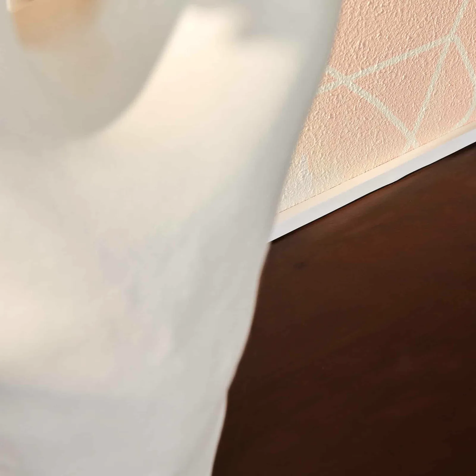 Detailaufnahme vom Sideboard Brüssel Braun, mit der Unterseite des Sideboards und dem Boden - Starfurn