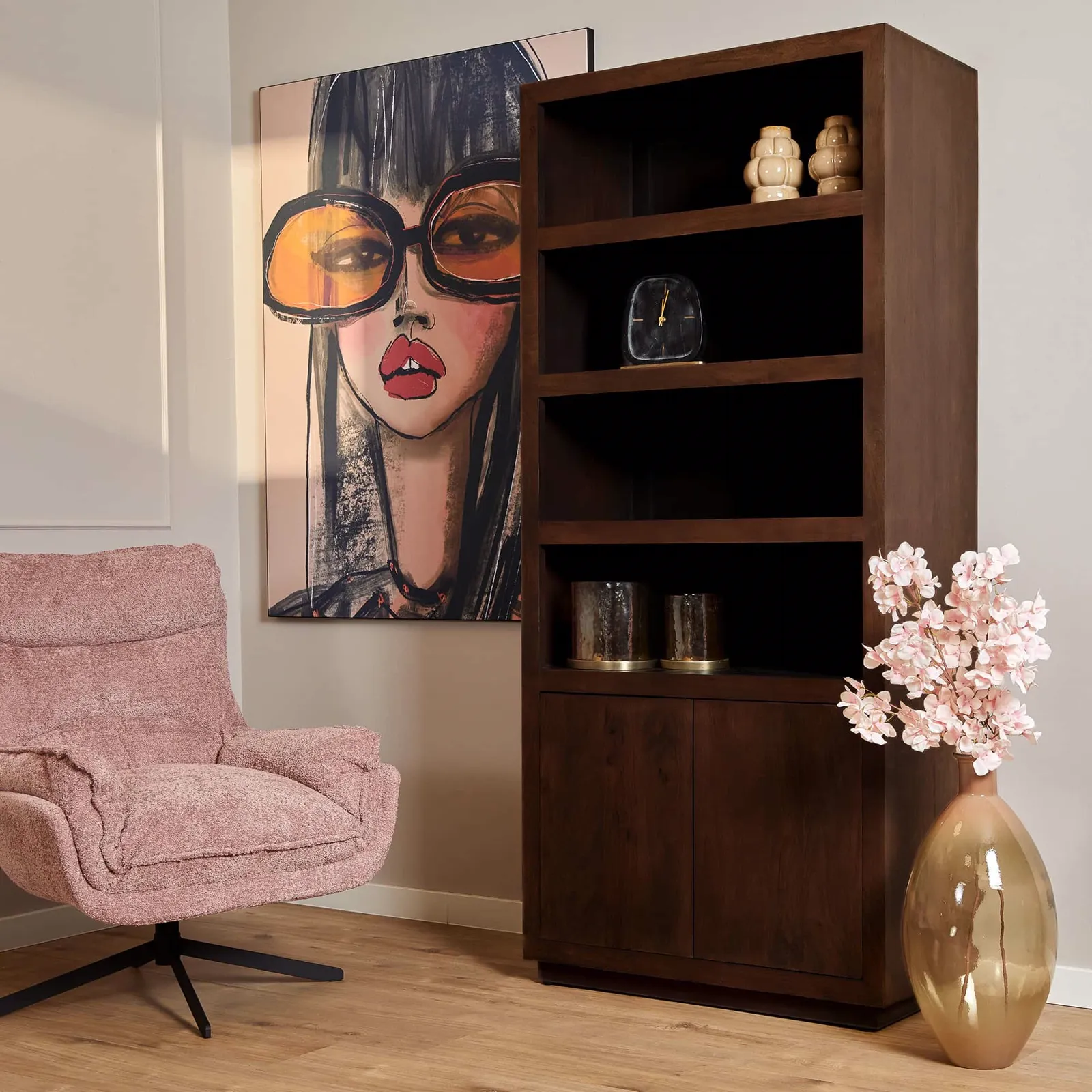 Das Bücherregal Brüssel Brown, 90 cm, in einem Wohnzimmer mit einem rosa Sessel und Wandkunst - Starfurn