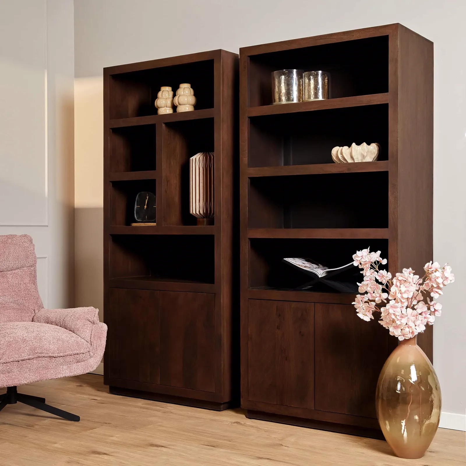Zwei Bücherregale Brüssel Brown von 90 cm nebeneinander in einem Wohnzimmer mit rosa Sessel und Dekoration - Starfurn