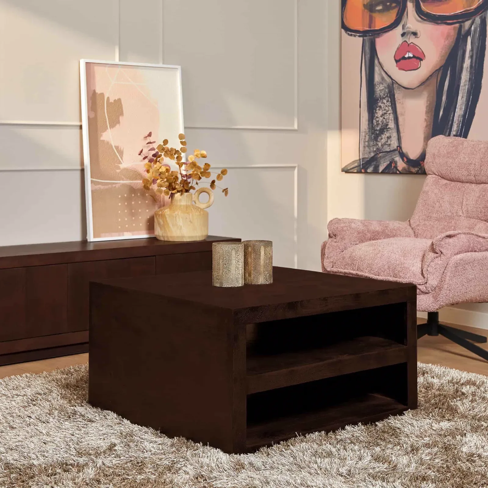 Couchtisch Brüssel Brown in einem stimmungsvollen Wohnzimmer mit rosa Sessel und Wandkunst - Starfurn