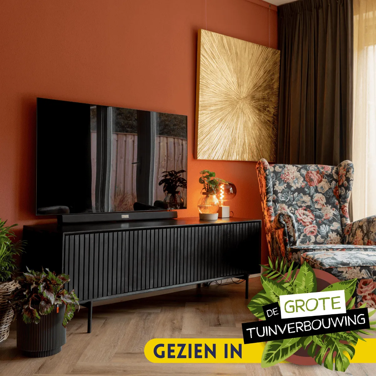 TV-Möbel Madison Black in einem stimmungsvollen Wohnzimmer mit Fernseher und Dekoration darauf - Starfurn