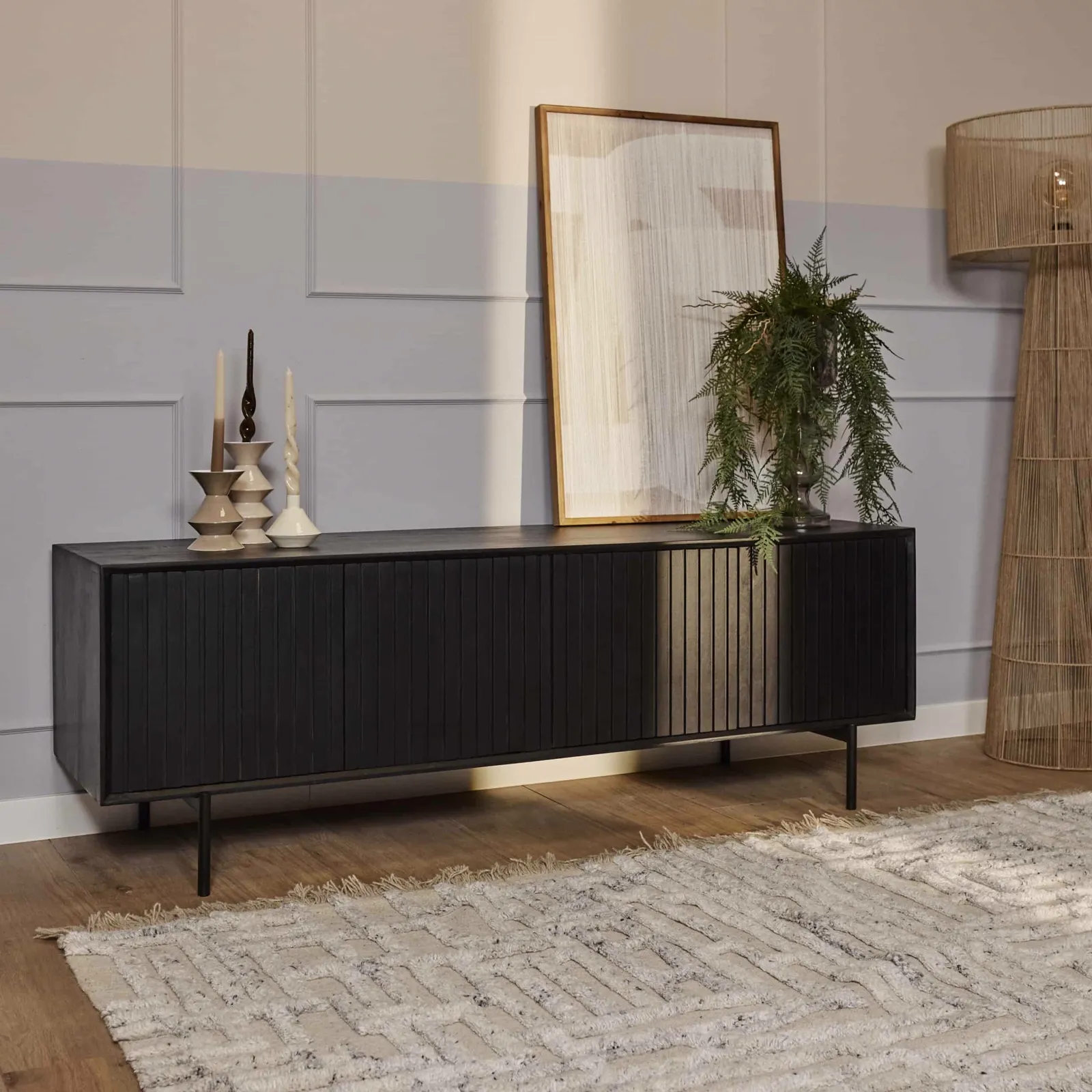 TV-Möbel Madison Black in einem stimmungsvollen Wohnzimmer mit Teppich und Dekoration - Starfurn
