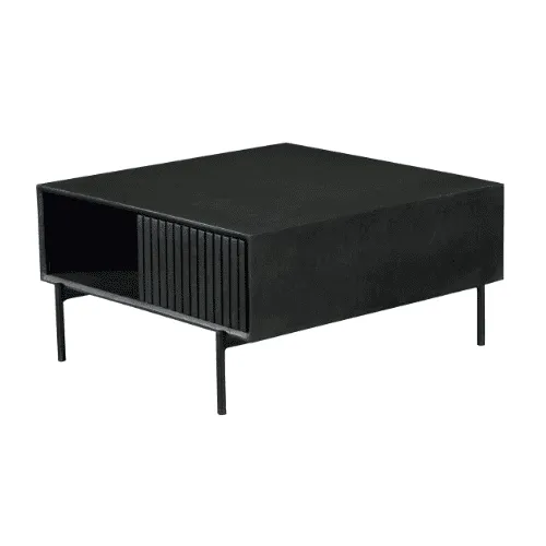 Quadratischer Couchtisch Madison Black mit einem offenen Fach und geriffelter Schiebetür, auf weißem Hintergrund - Starfurn