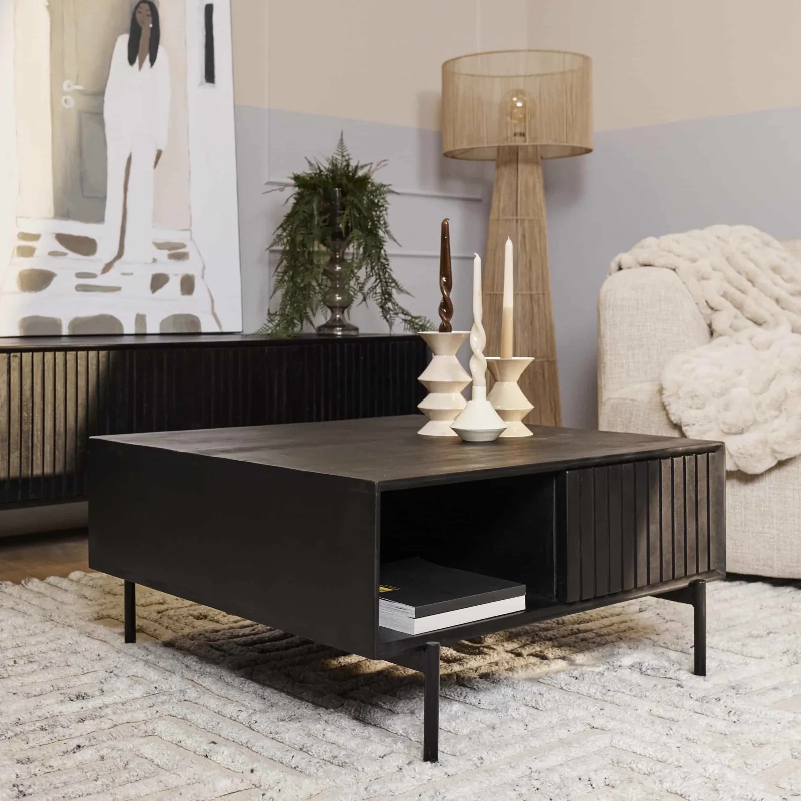 Couchtisch Madison Black quadratisch in einem modernen Wohnzimmer mit Teppich, Sofa und Dekoration - Starfurn