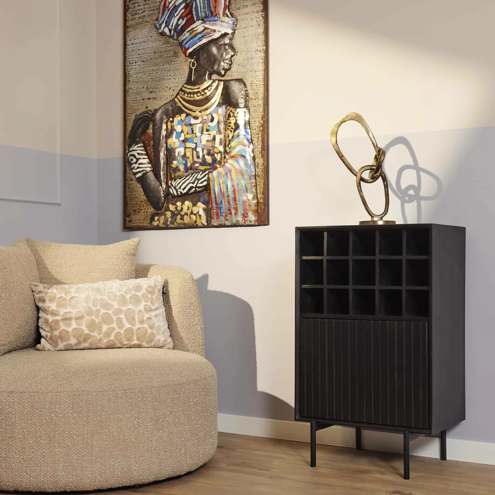Wijnkast Madison Black in een sfeervolle woonkamer met een abstracte sculptuur en een kunstwerk aan de muur - Starfurn