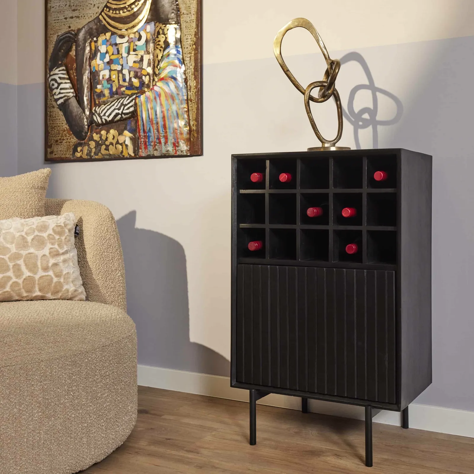Wijnkast Madison Black in een sfeervolle woonkamer met een beige fauteuil en kunst aan de muur - Starfurn