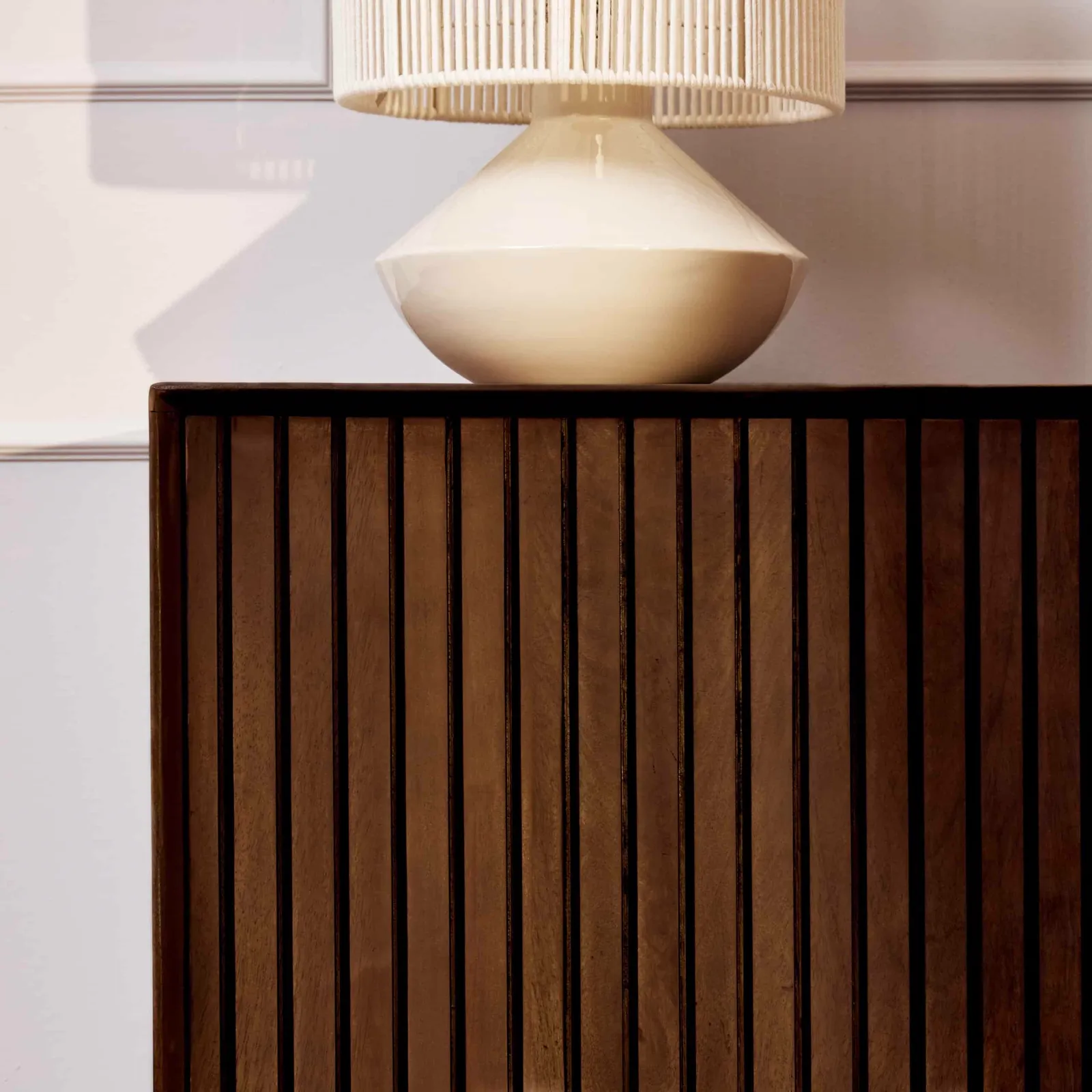 Nahaufnahme der Oberseite des Sideboard Madison, mit einer cremefarbenen Lampe darauf - Starfurn