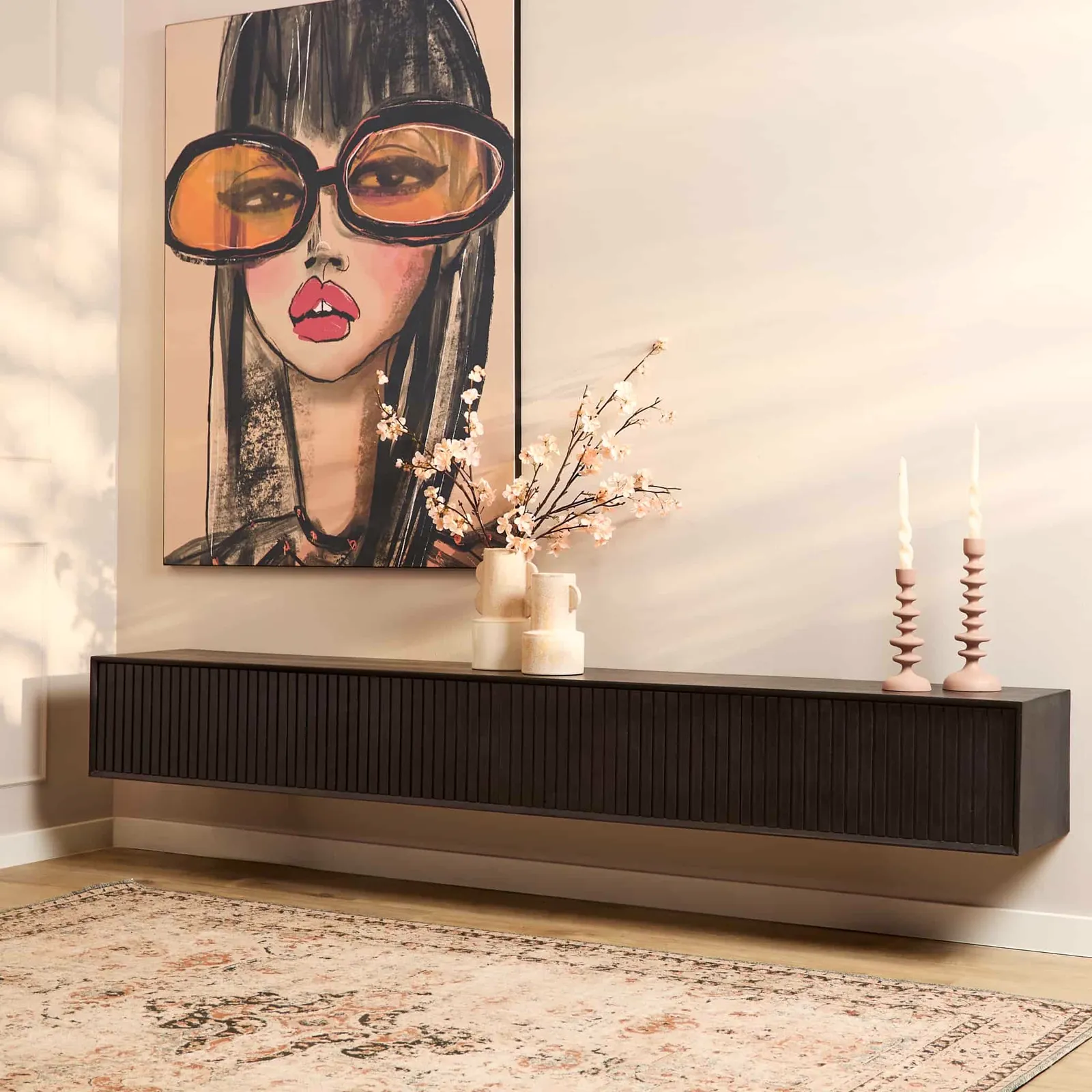 Schwebendes TV-Möbel Madison Black in einem modernen Interieur mit Wandkunst und Dekoration - Starfurn