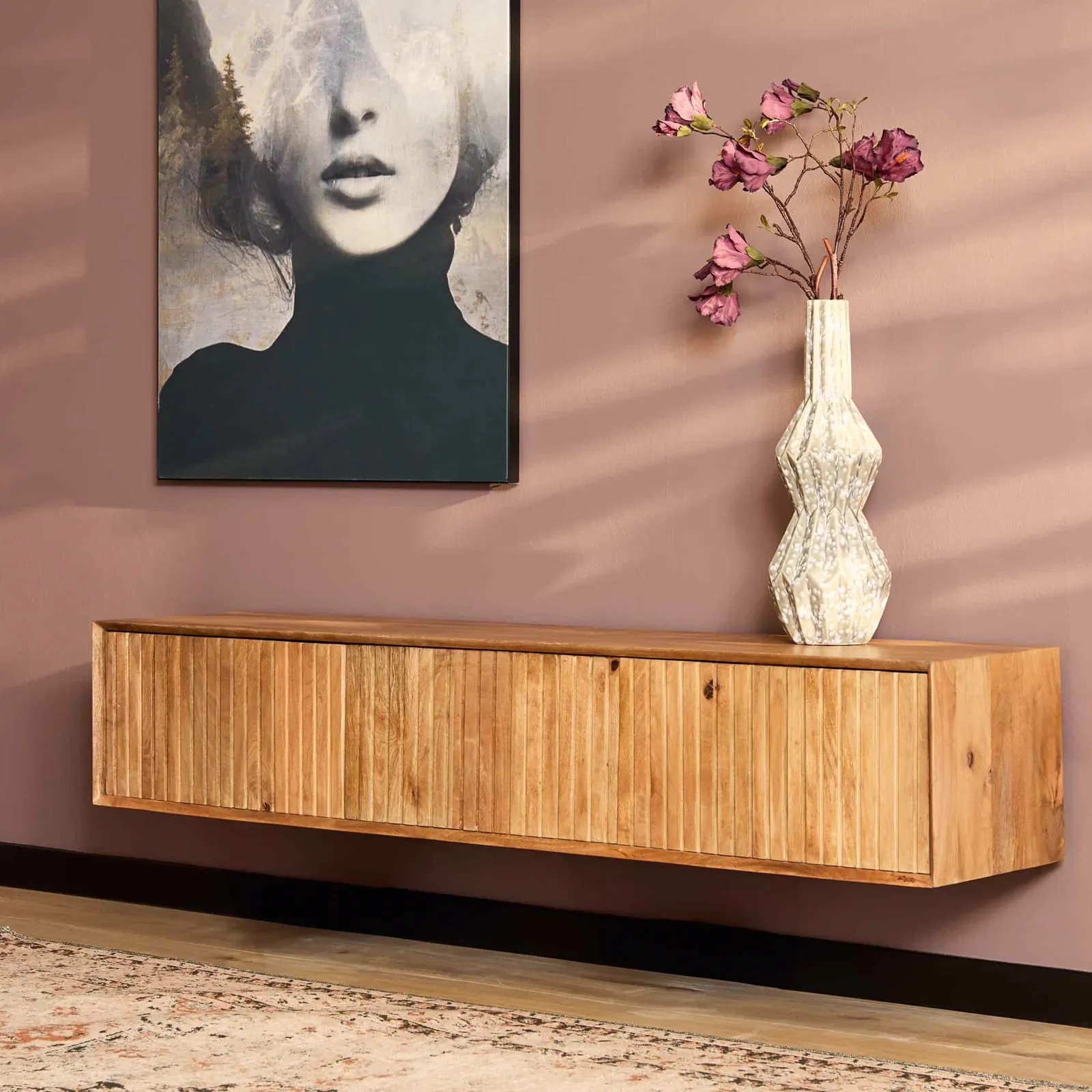 Schwebendes TV-Möbel Madison Natural in einem stimmungsvollen Wohnzimmer mit Kunstwerk und Vase mit Blumen - Starfurn