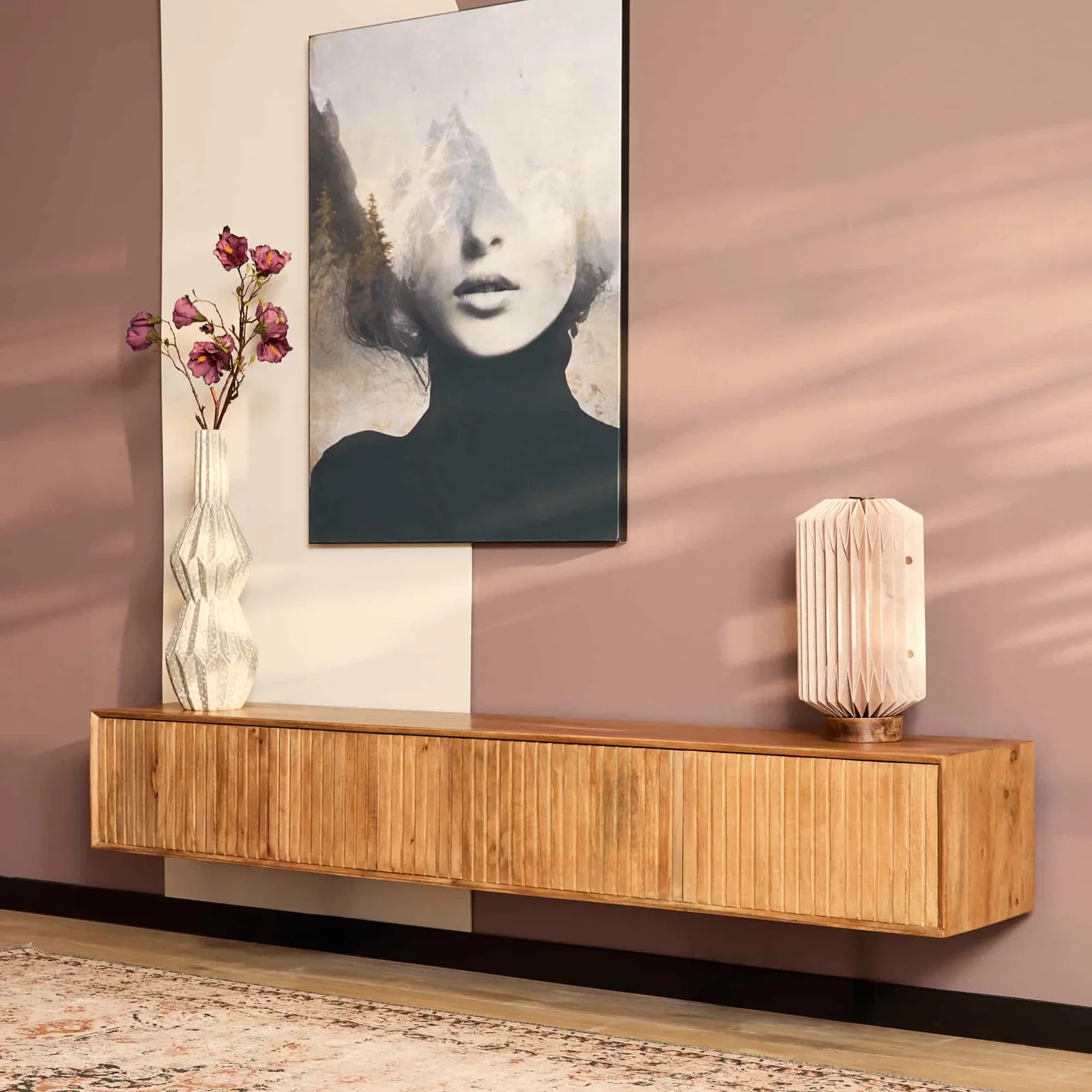 Schwebendes TV-Möbel Madison Natural in einem modernen Wohnzimmer mit Wandkunst und Dekoration - Starfurn