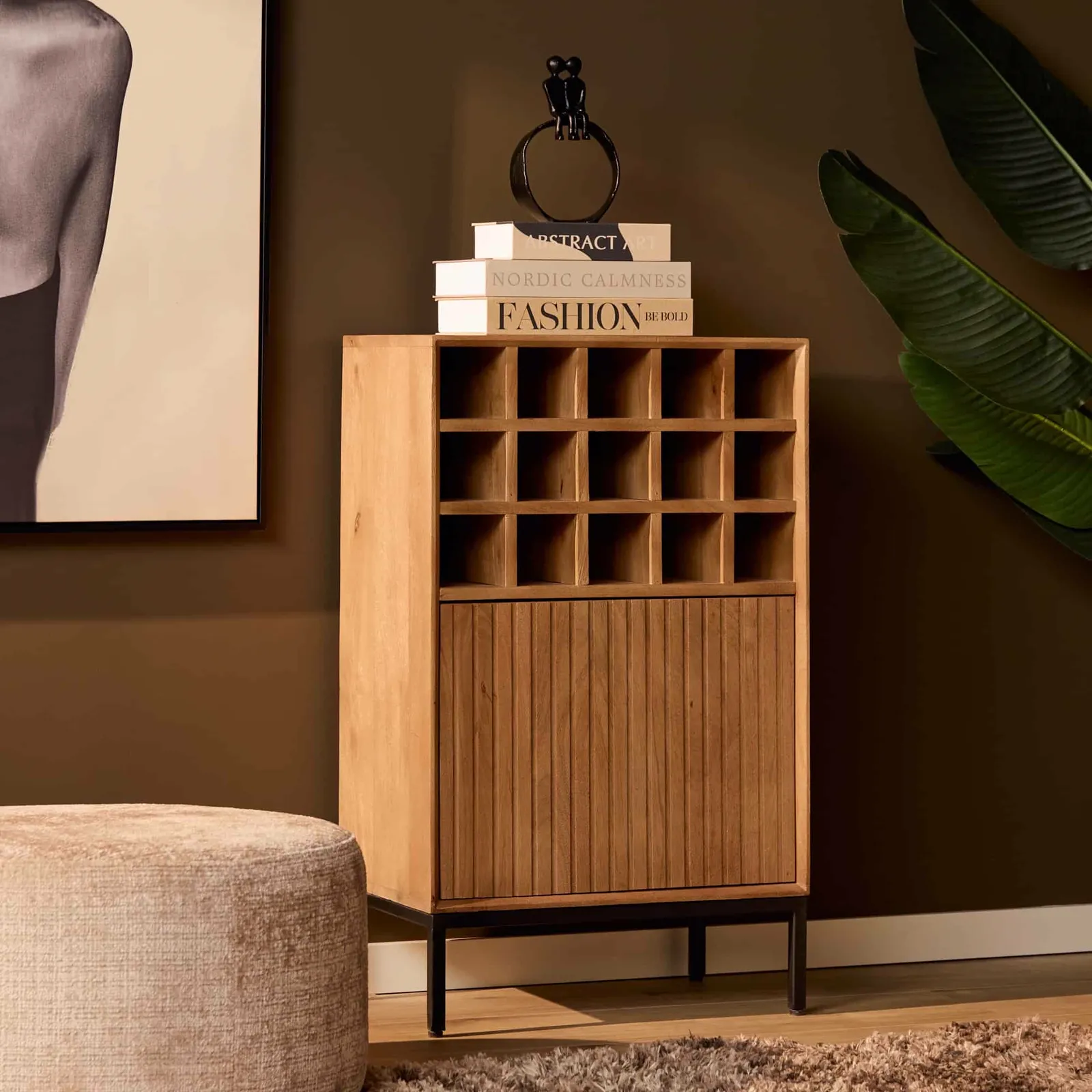 Weinkabinett Madison Natural in einem stimmungsvollen Wohnzimmer mit Büchern, einer Dekofigur und einer Pflanze - Starfurn