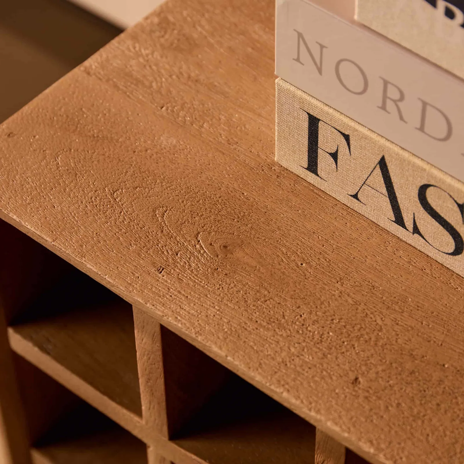 Detailansicht des Weinkabinett Madison Natural, mit der Oberseite und zwei Büchern darauf - Starfurn