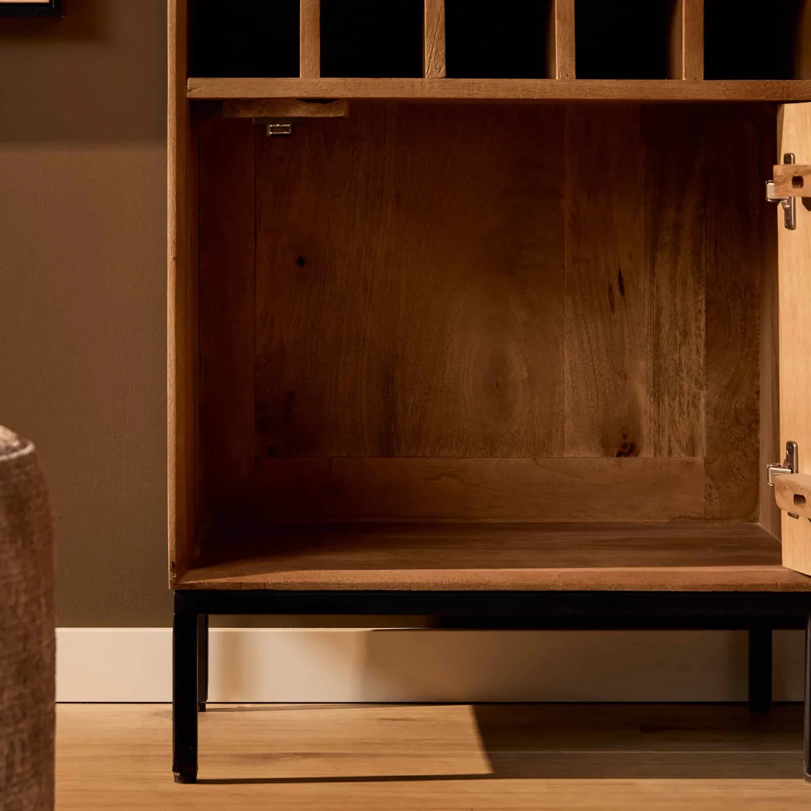 Das Weinkabinett Madison Natural, 55 cm, mit offener Tür und Blick auf das hölzerne Innere - Starfurn