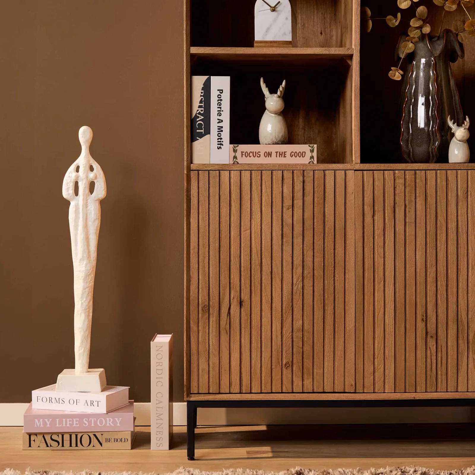 Regalschrank Madison Natural in einem stimmungsvollen Ambiente mit Dekoration und Büchern, aus niedriger Perspektive - Starfurn