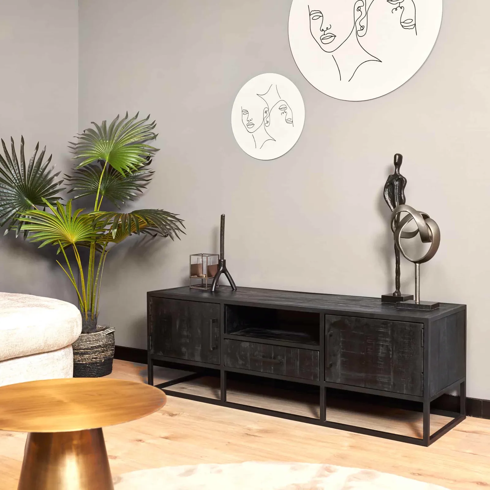 TV Möbel Denver Black 145 cm in einem stimmungsvollen Wohnzimmer mit Pflanzen und Dekoration - Starfurn