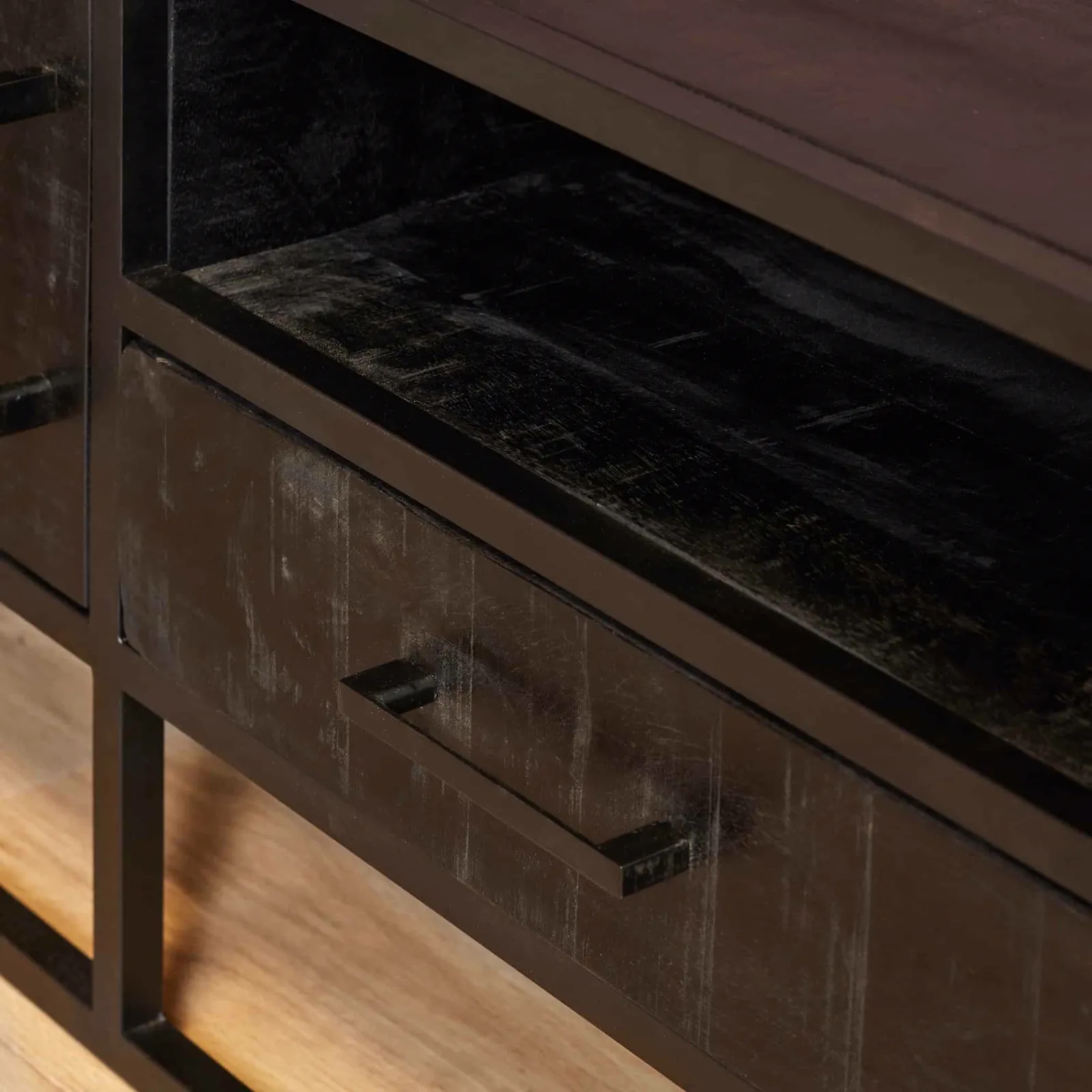 Detailaufnahme des TV Möbel Denver Black, mit der Schublade und offenen Fächern in einer Studio-Umgebung - Starfurn