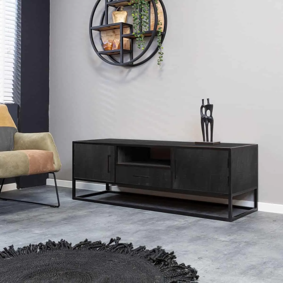 TV Möbel Denver Black 145 cm in einem modernen Wohnzimmer mit einem runden Wandregal und Sessel - Starfurn