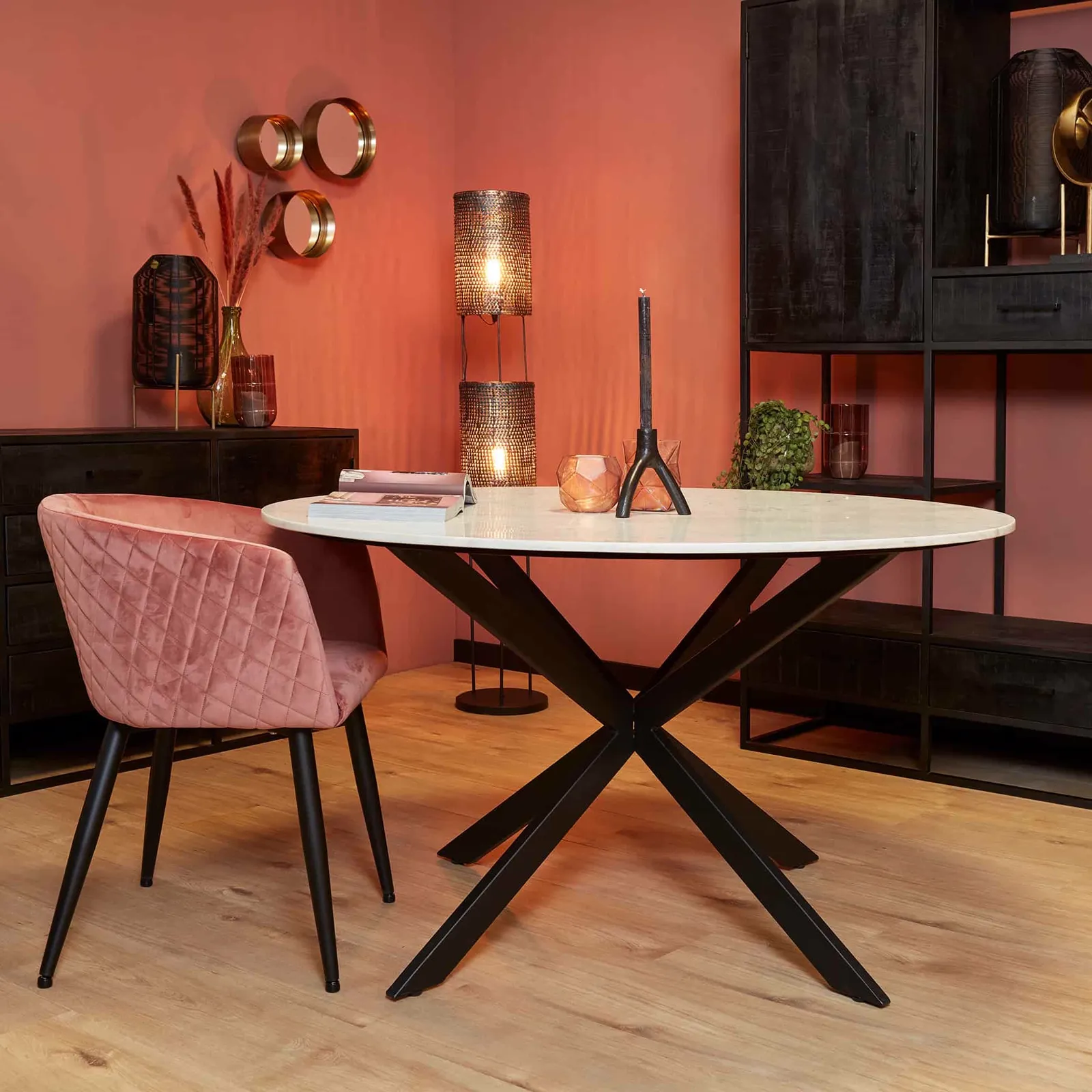 Runder Esstisch Lynn Weiß Marmor 130 cm in einem stimmungsvollen Esszimmer mit rosa Stuhl und Dekoration - Starfurn