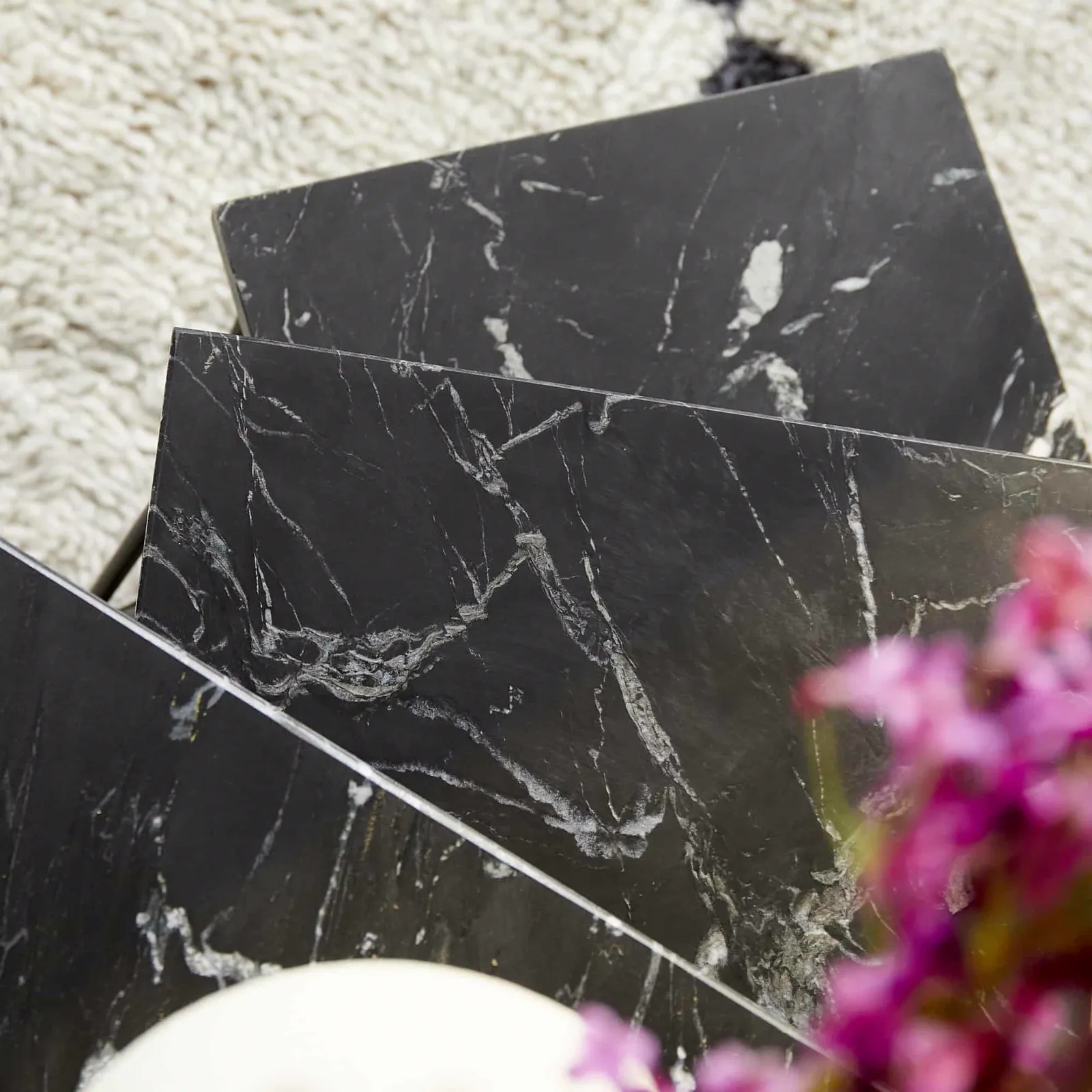 Nahaufnahme des Couchtisch Jala Black marble, mit den schwarzen Marmorplatten und weißen Adern - Starfurn