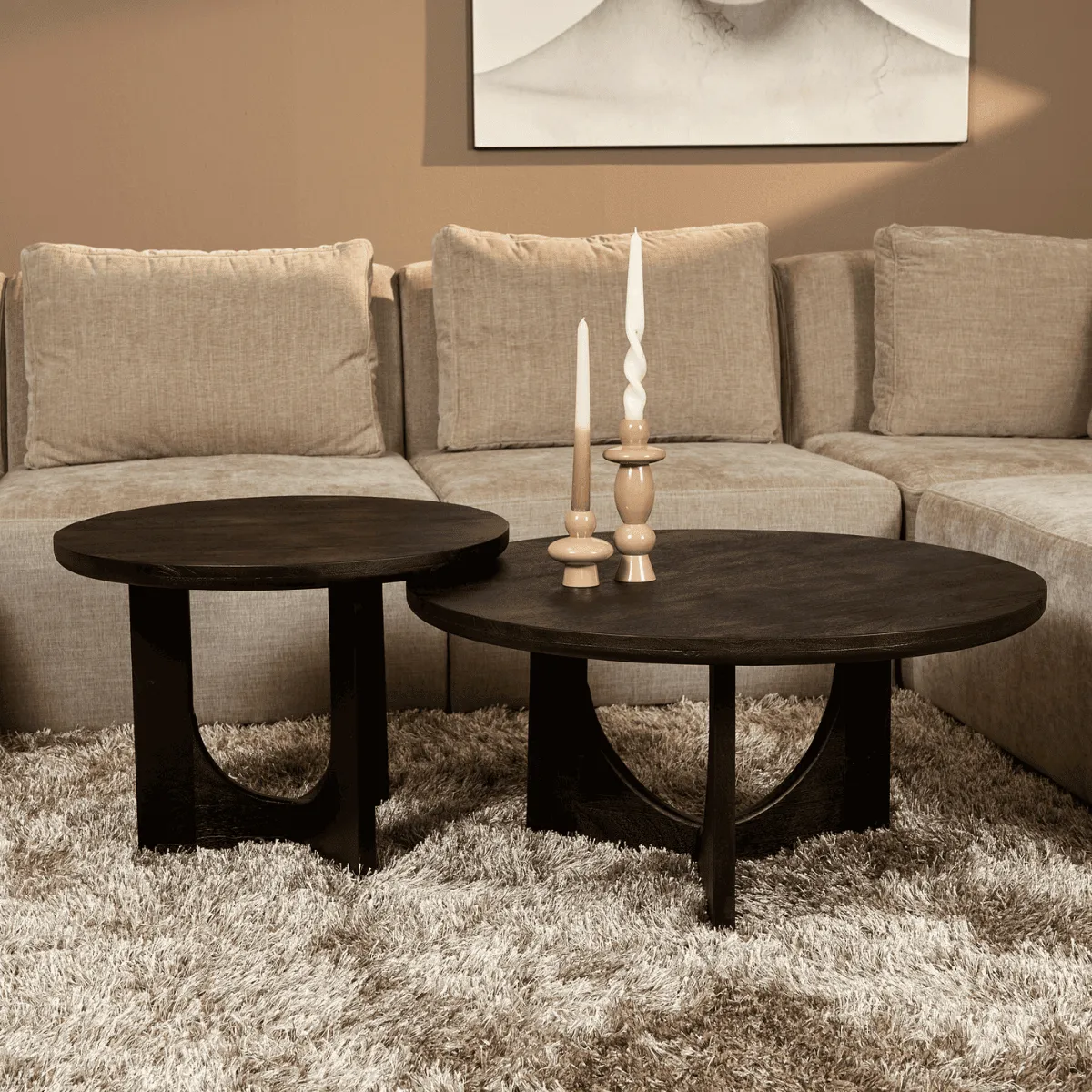 Der Couchtisch Guus, schwarz, 80 cm, steht in einem Wohnzimmer mit einem hellen Sofa und Teppich - Starfurn