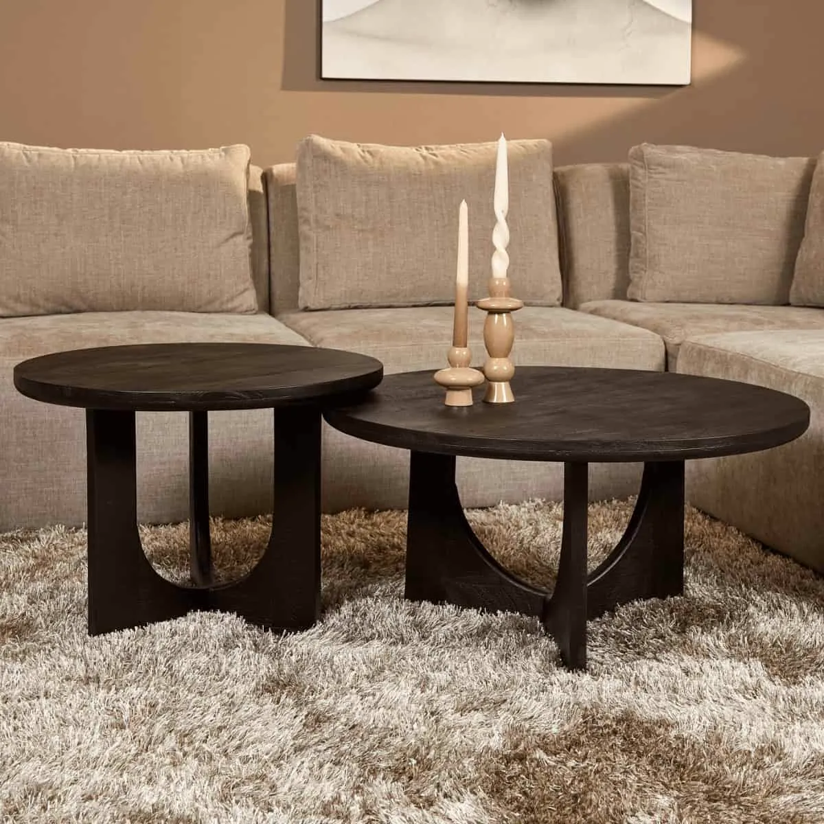 Der Couchtisch Guus Schwarz 60 cm steht in einem Wohnzimmer mit Sofa und Teppich, aus einer niedrigen Perspektive fotografiert - Starfurn