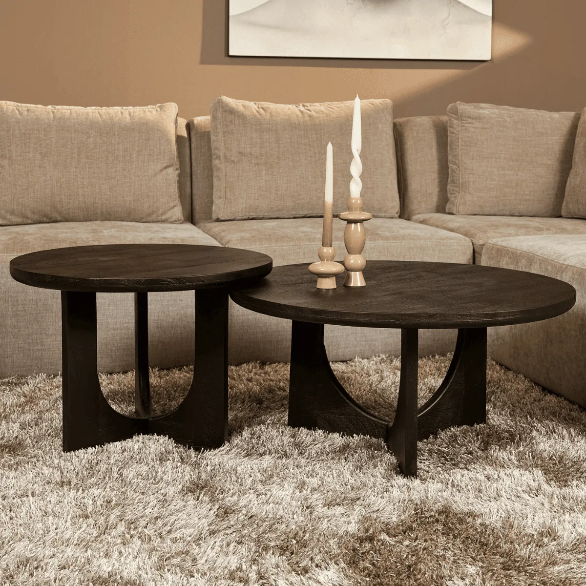 Runder Couchtisch Guus schwarz in einem Wohnzimmer mit Sofa und Teppich - Starfurn