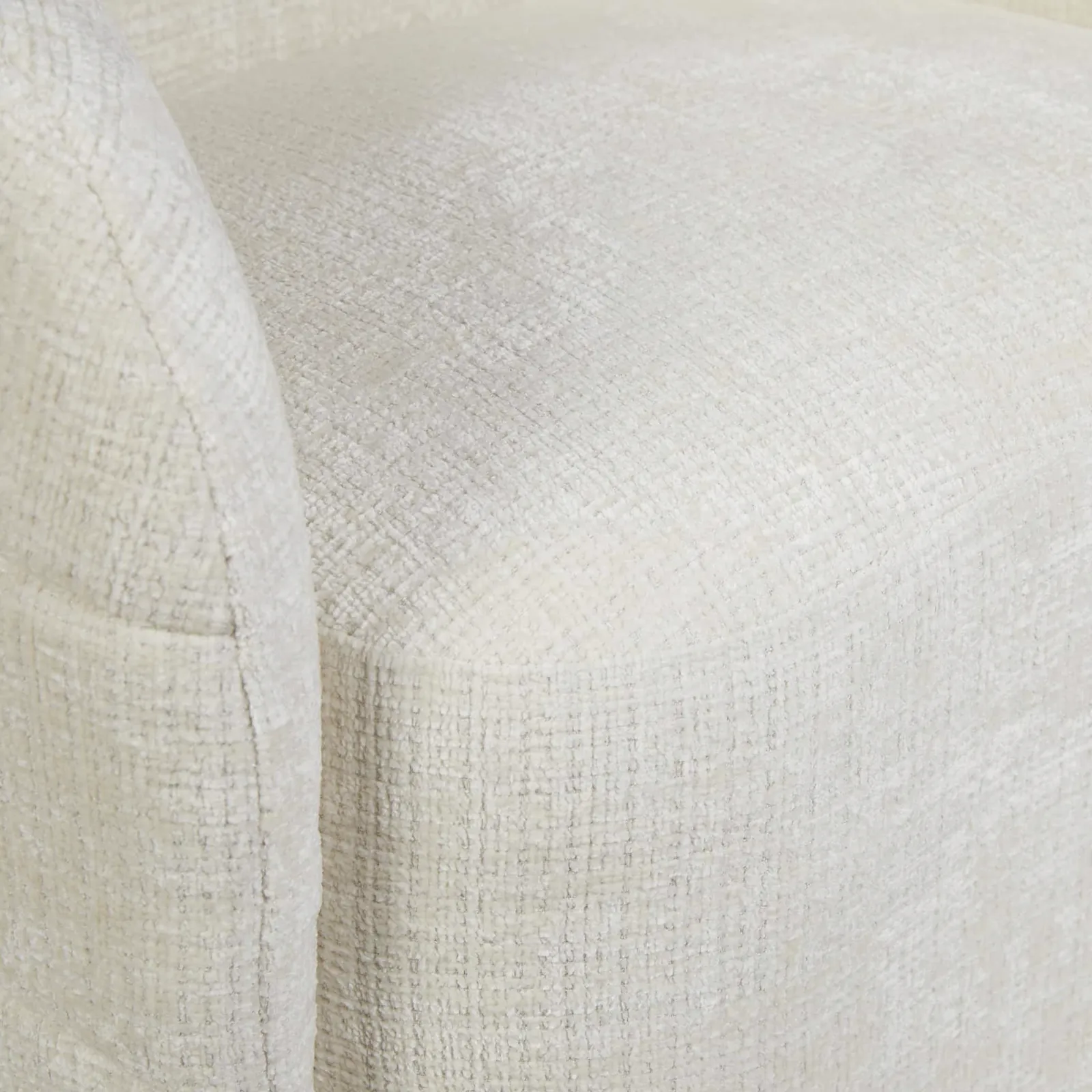 Nahaufnahme des Drehbarer Sessel Yara Off White, mit Fokus auf die Stofftextur und eine Naht - Starfurn