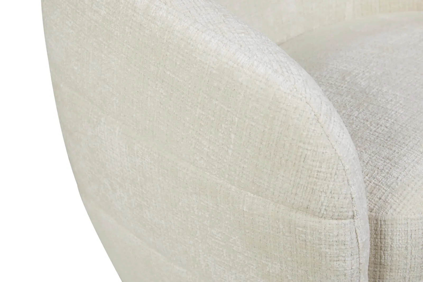 Nahaufnahme des Drehbarer Sessel Yara Off White, mit Fokus auf die Stofftextur und eine Naht - Starfurn