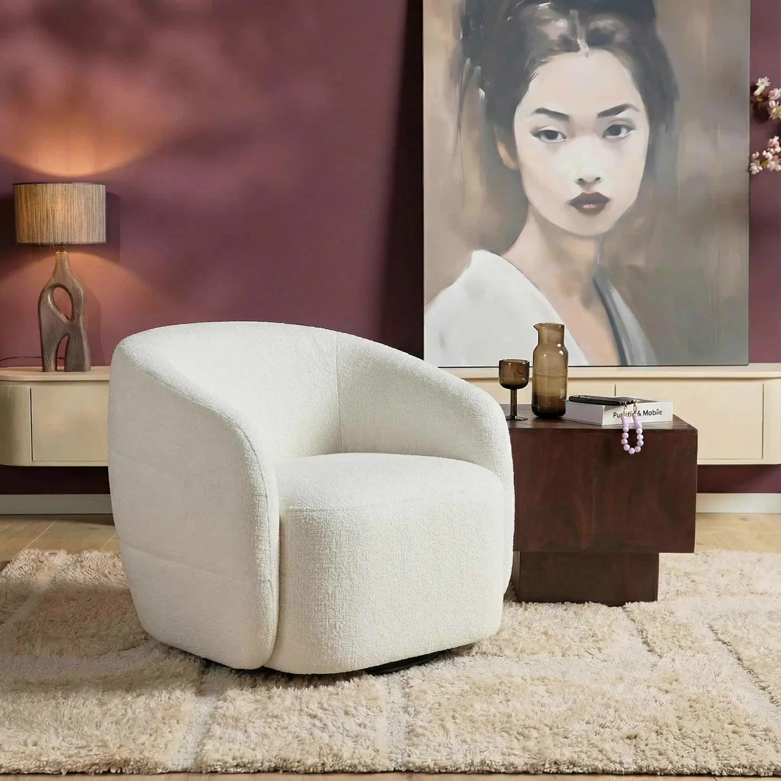 Drehbarer Sessel Yara Off White in einem stimmungsvollen Wohnzimmer mit violetter Wand und Gemälde - Starfurn