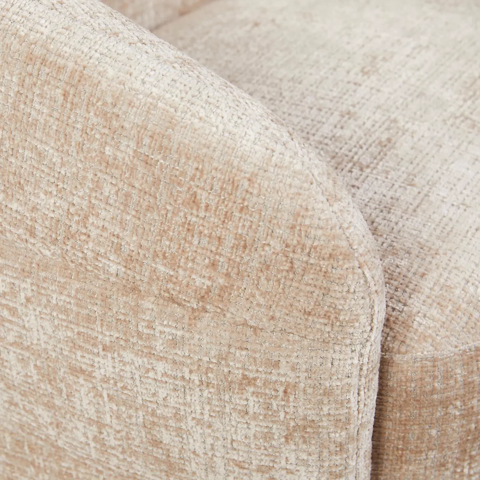 Nahaufnahme des Drehbarer Sessel Yara Beige, mit Fokus auf die Stofftextur - Starfurn