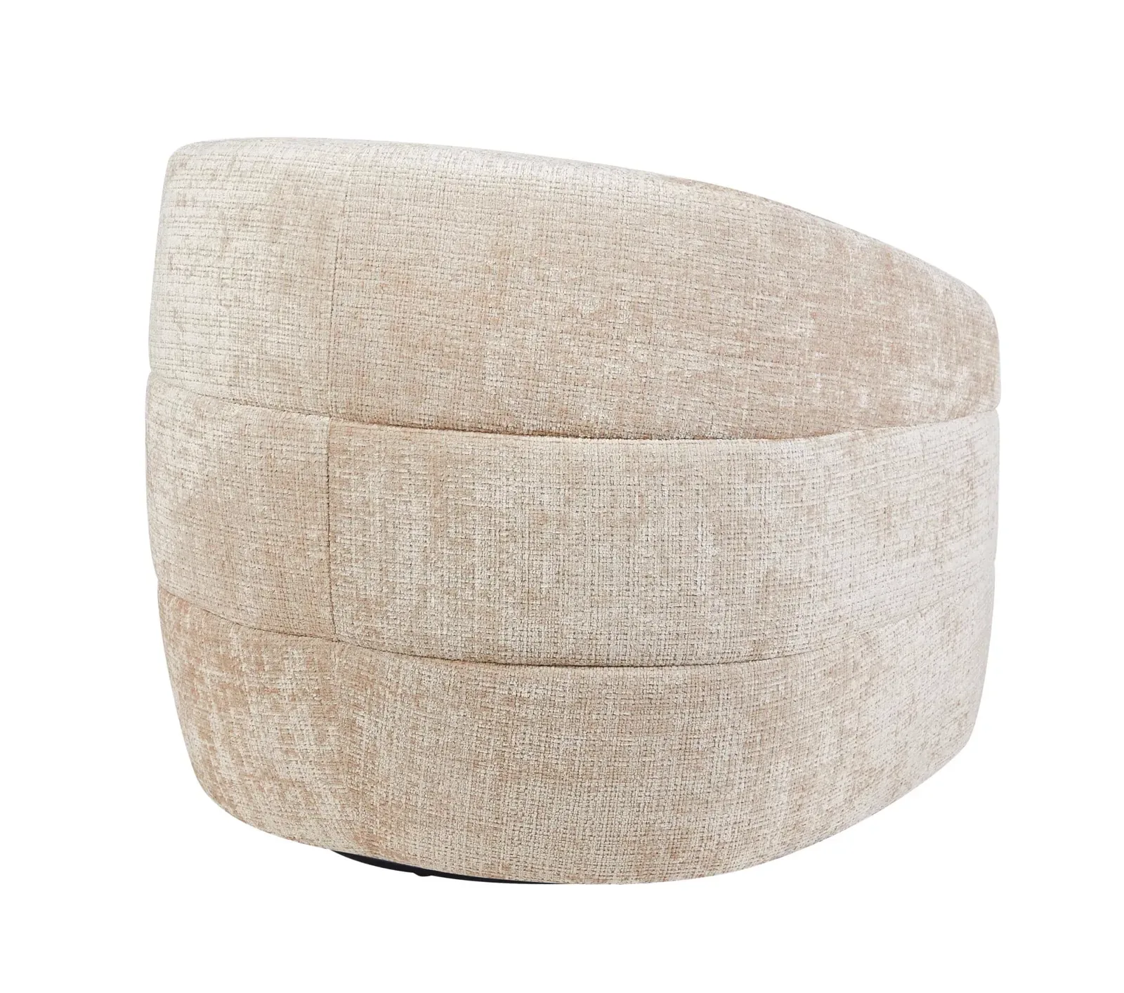 Drehbarer Sessel Yara Beige, Detail der Rückseite mit der gepolsterten Rückenlehne und horizontalen Nähten auf weißem Hintergrund - Starfurn