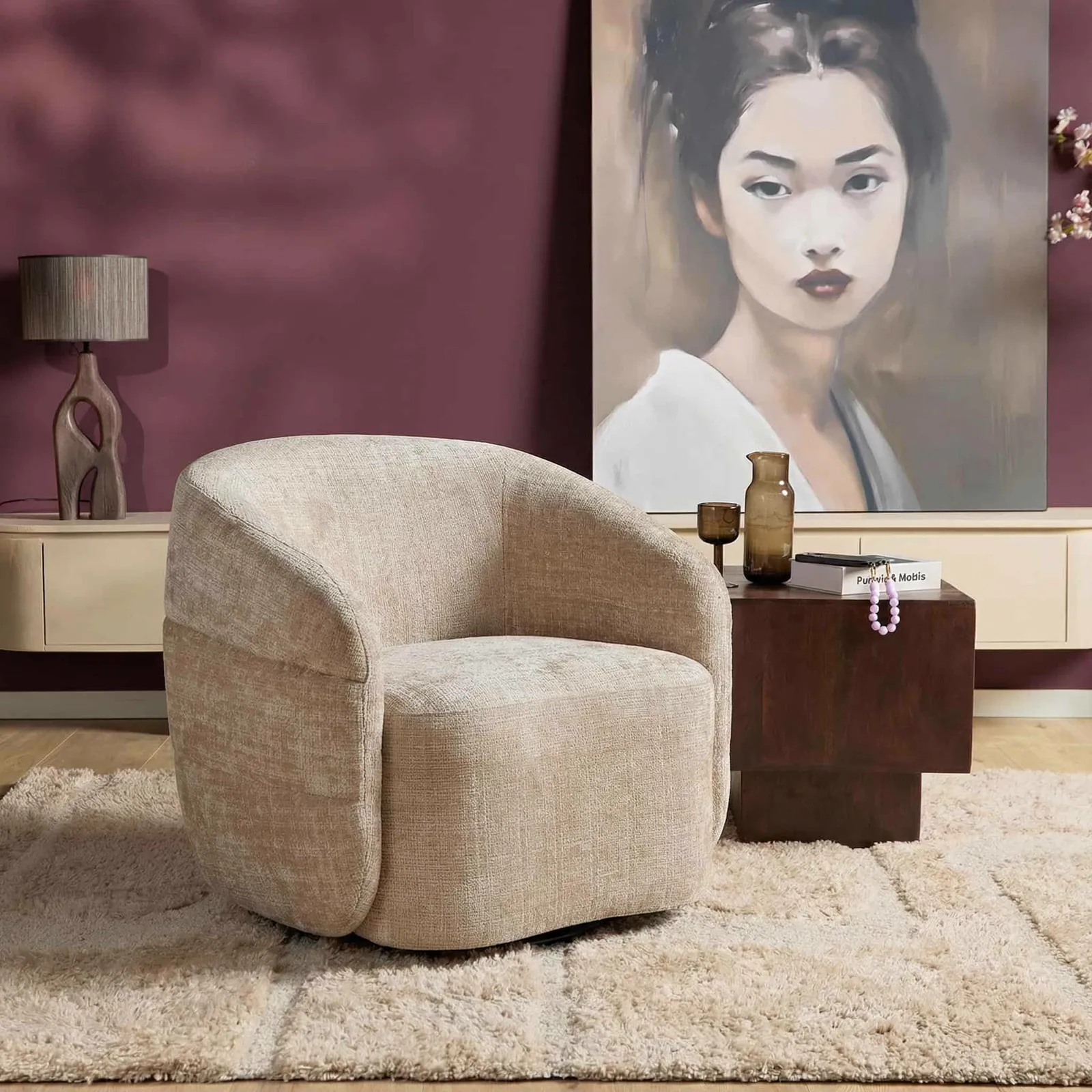 Drehbarer Sessel Yara Beige in einem stimmungsvollen Wohnzimmer mit einem Gemälde und einem Couchtisch aus Holz - Starfurn