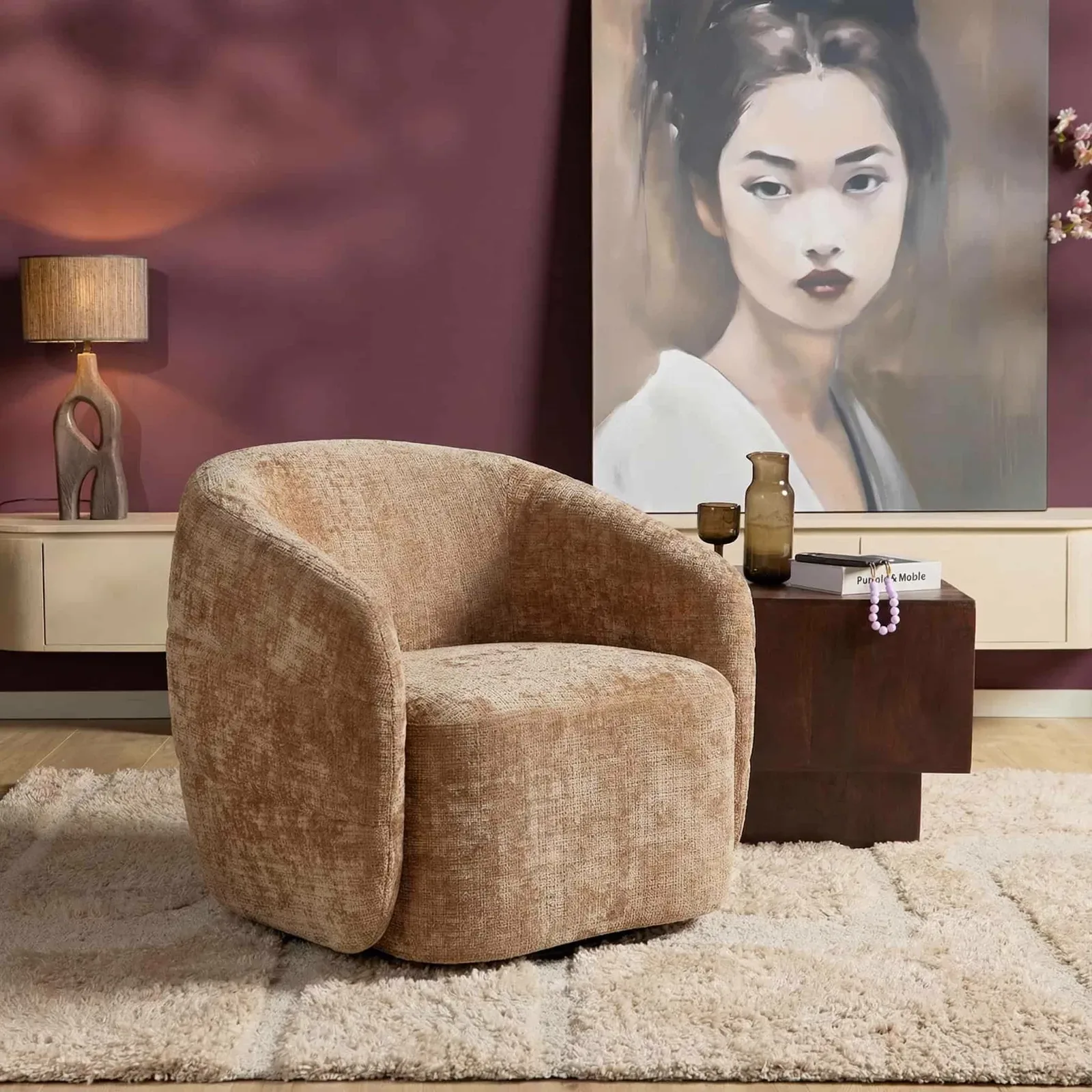 Drehbarer Sessel Yara Cinnamon in einem stimmungsvollen Wohnzimmer mit violetter Wand und beigem Teppich - Starfurn