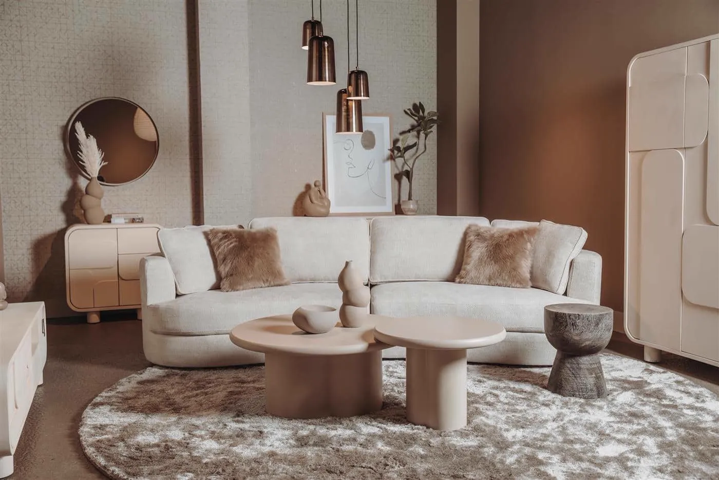 Melzo Couchtisch Rund Beige 90 cm in einem stimmungsvollen Wohnzimmer mit hellem Sofa und rundem Teppich - Tower Living