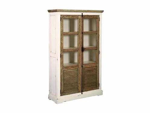 Der Amanda Vitrinenschrank 120 cm auf weißem Hintergrund, mit geschlossenen Türen und sichtbaren Einlegeböden - Tower Living