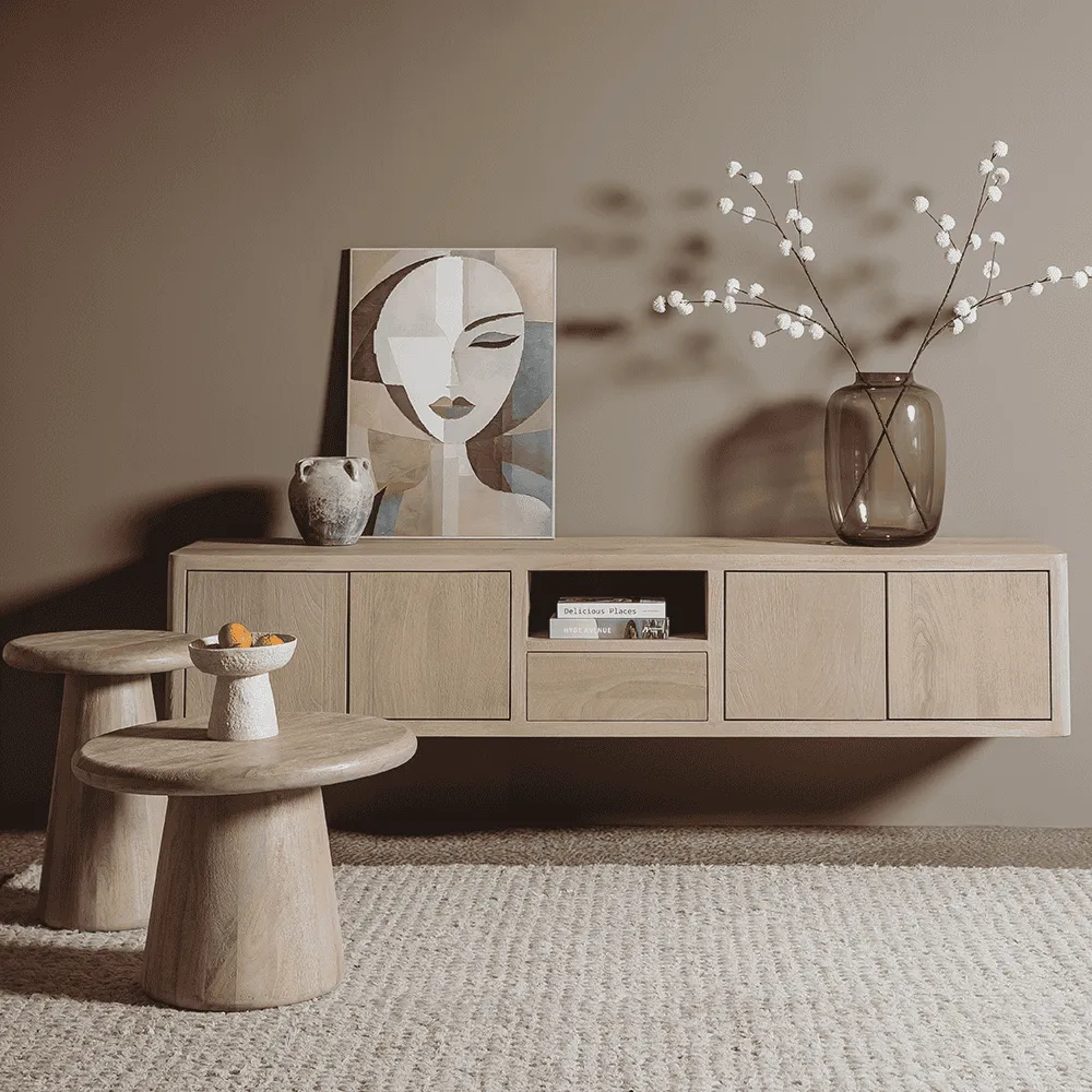 Das Tenna TV-Möbel naturel 200 cm in einem stimmungsvollen Wohnzimmer-Ambiente mit Dekoration und Teppich - Tower Living